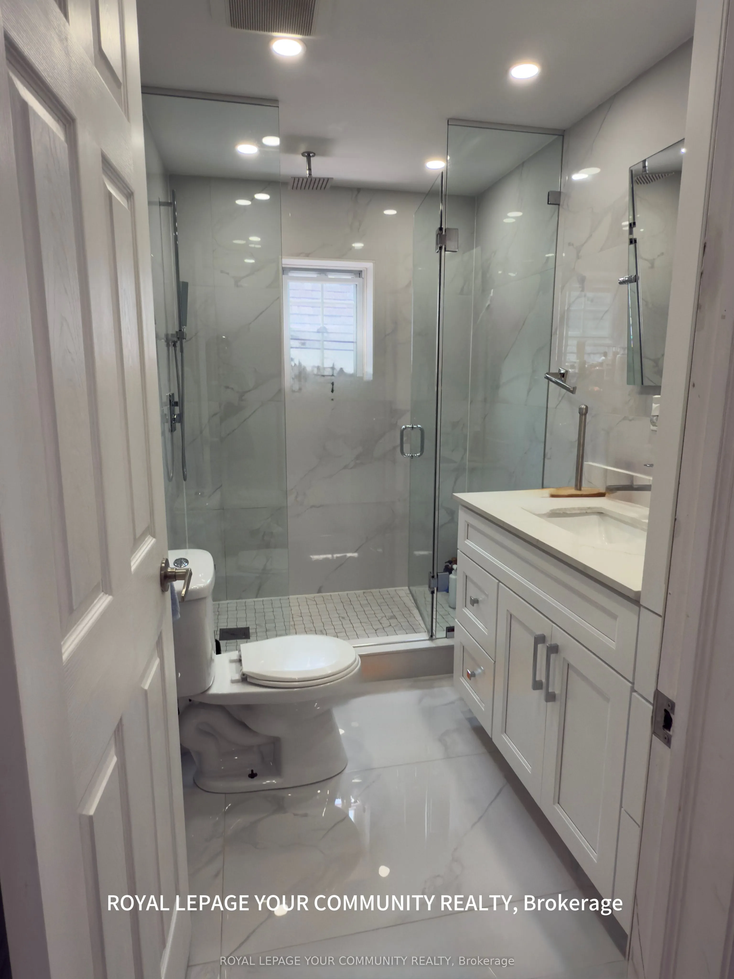7 Harvie Avenue E, #2nd Floor