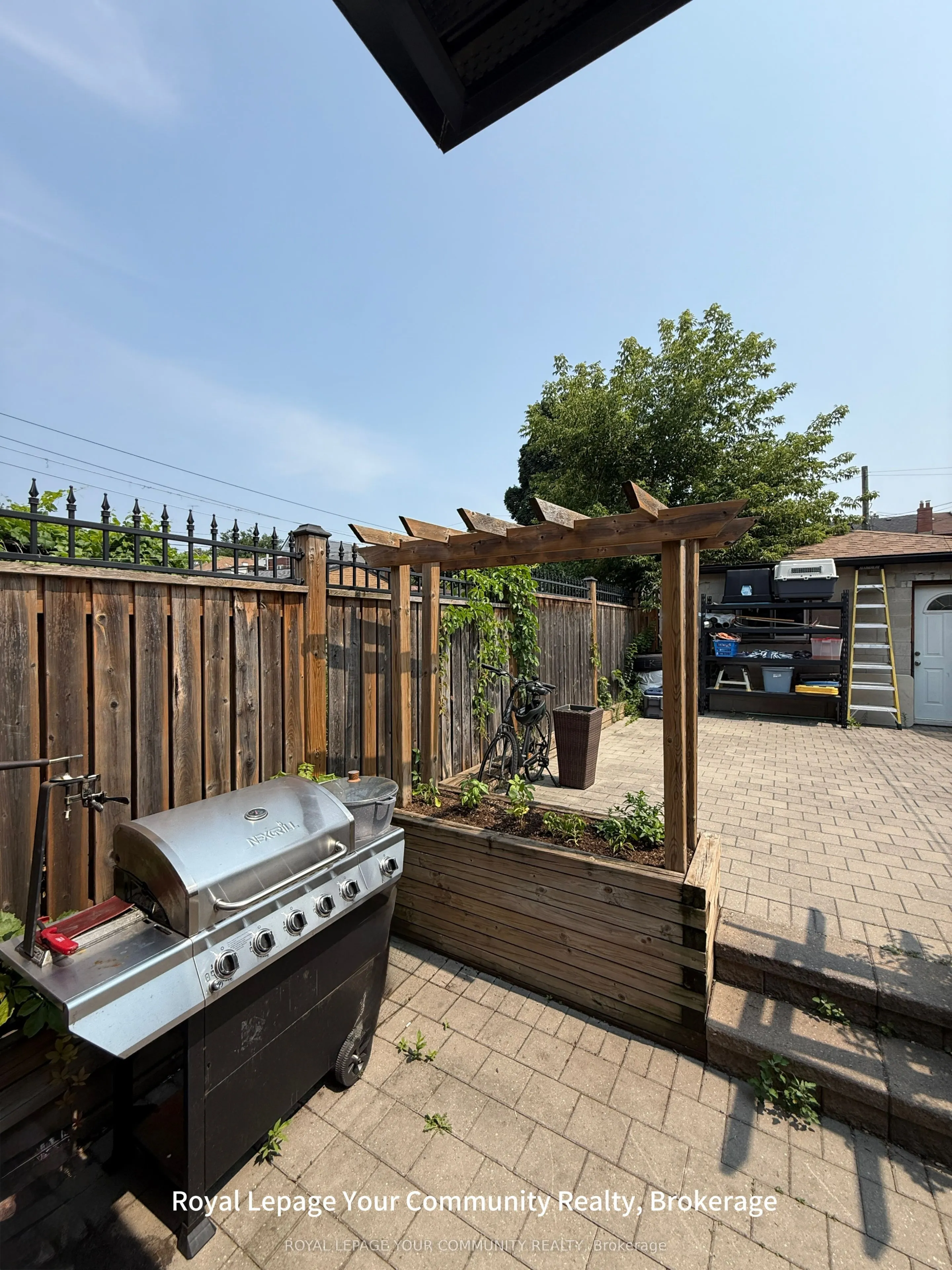 7 Harvie Avenue E, #2nd Floor