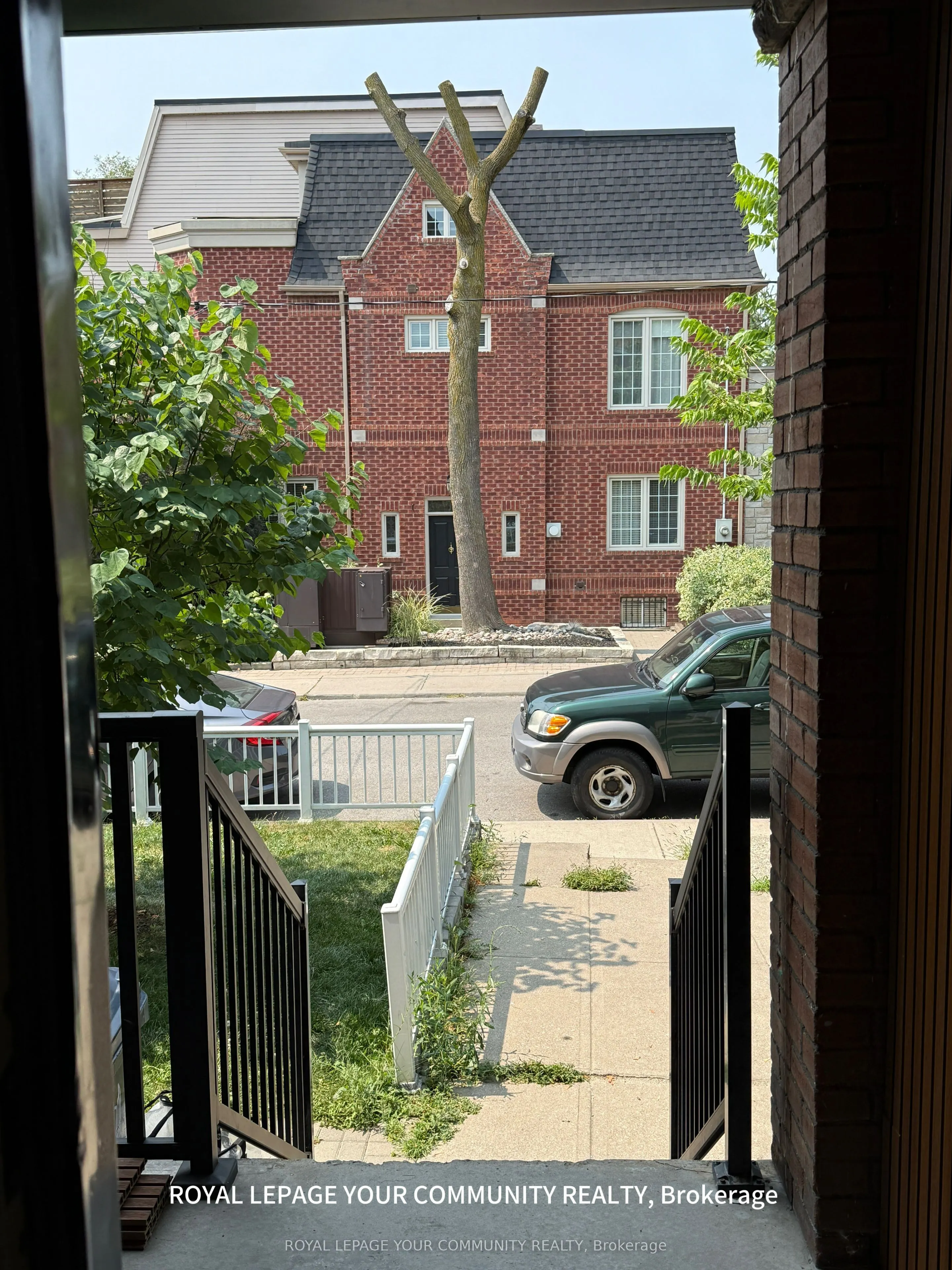 7 Harvie Avenue E, #2nd Floor