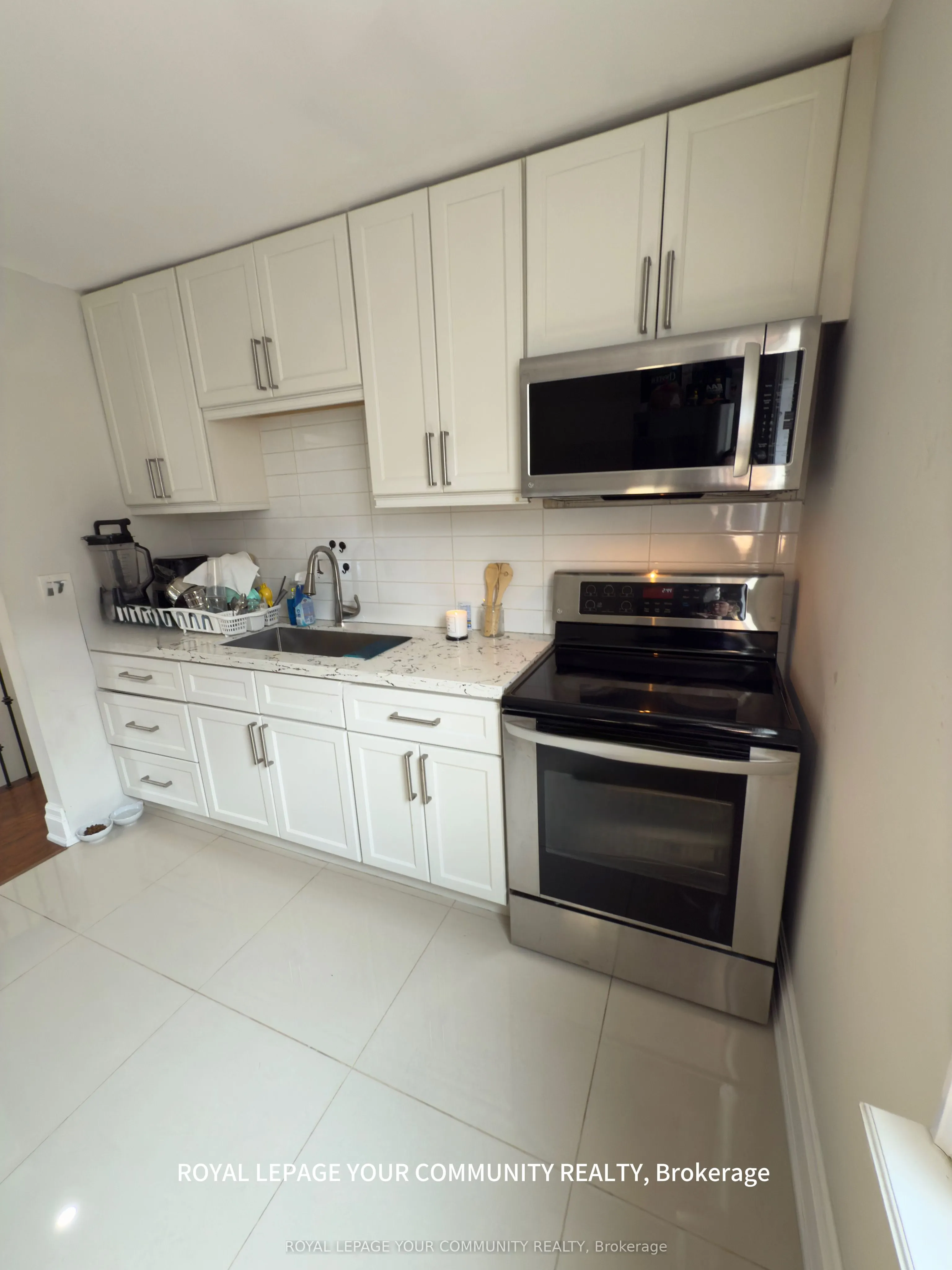 7 Harvie Avenue E, #2nd Floor