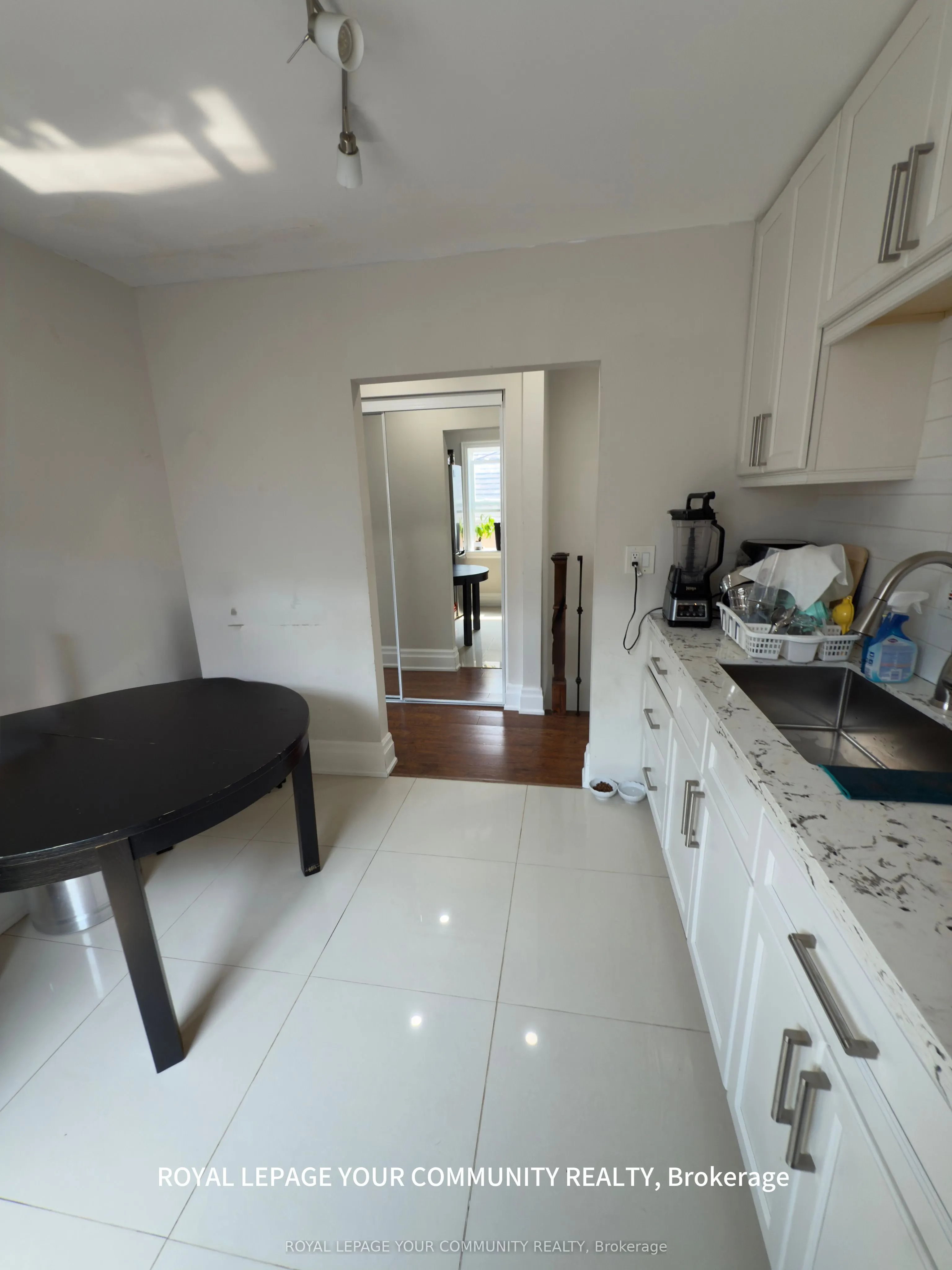 7 Harvie Avenue E, #2nd Floor