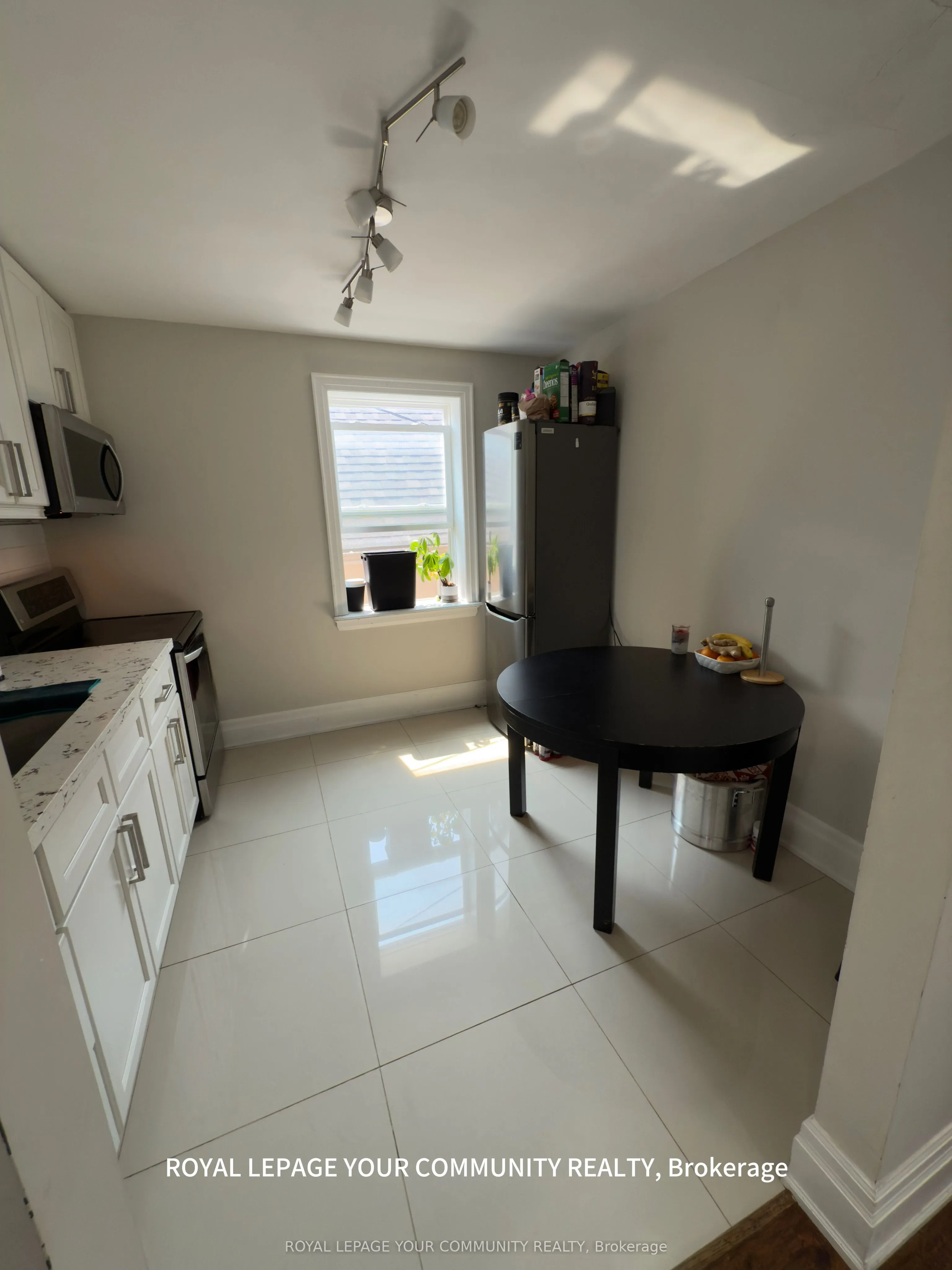 7 Harvie Avenue E, #2nd Floor