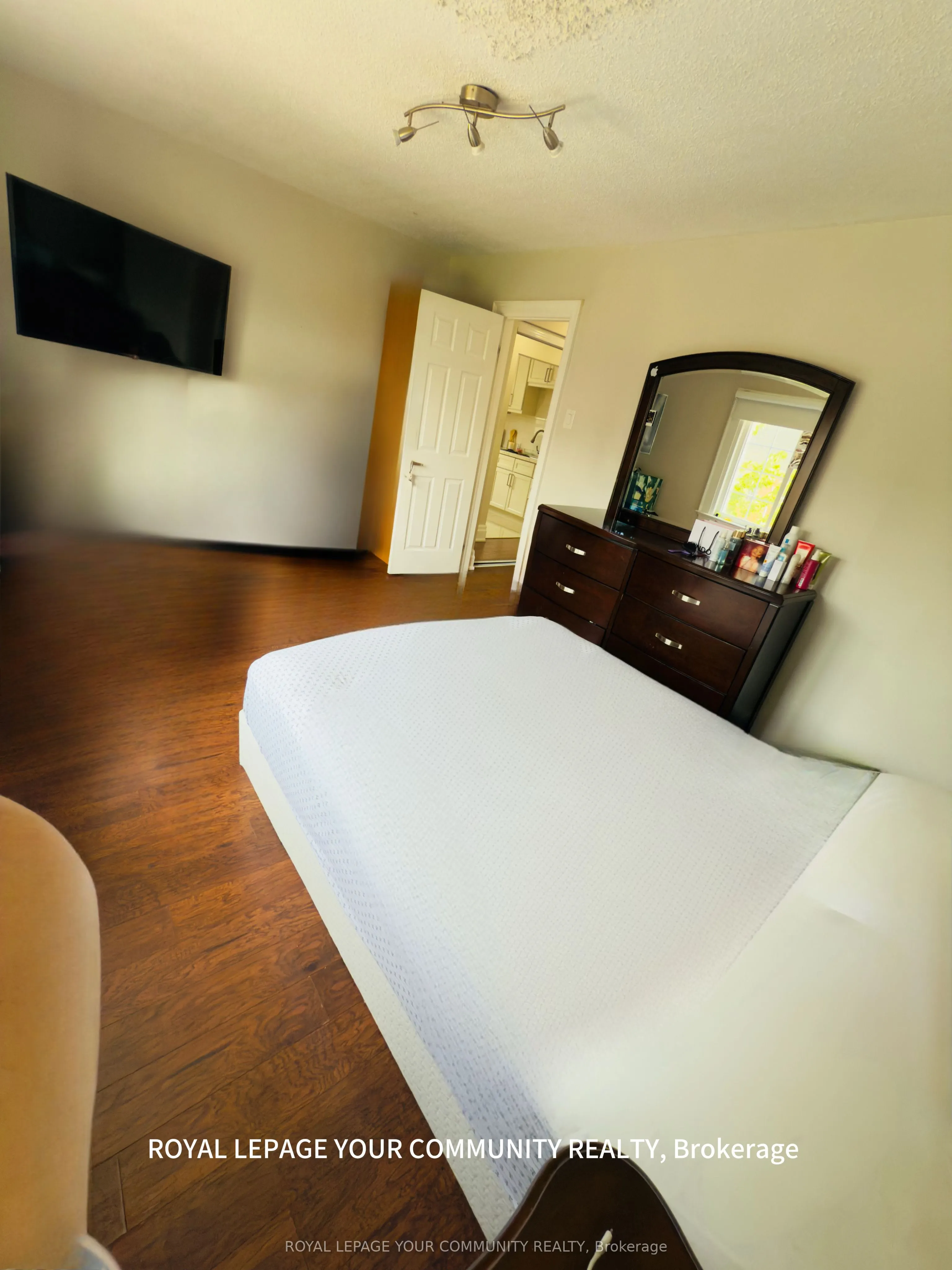 7 Harvie Avenue E, #2nd Floor