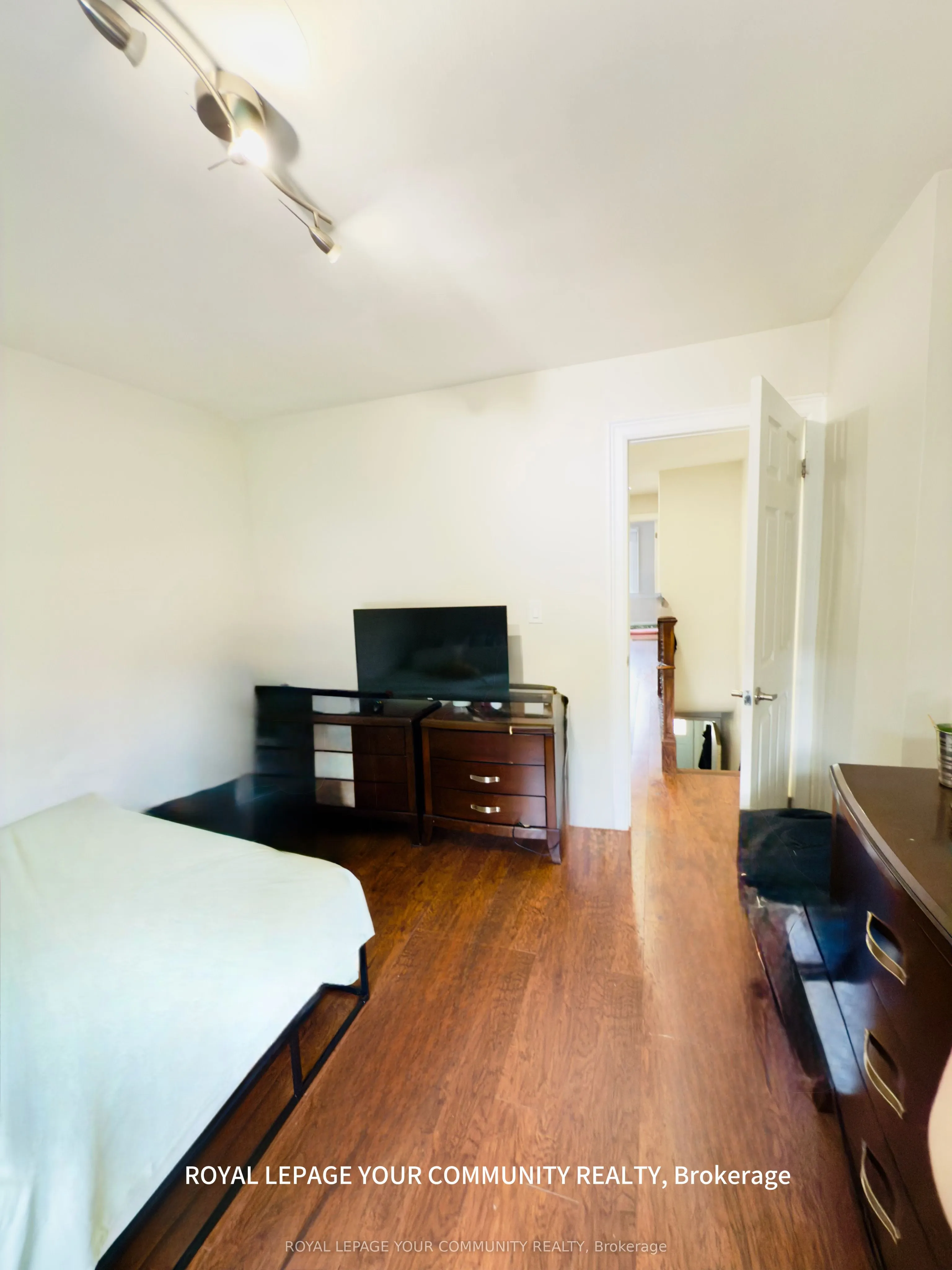 7 Harvie Avenue E, #2nd Floor