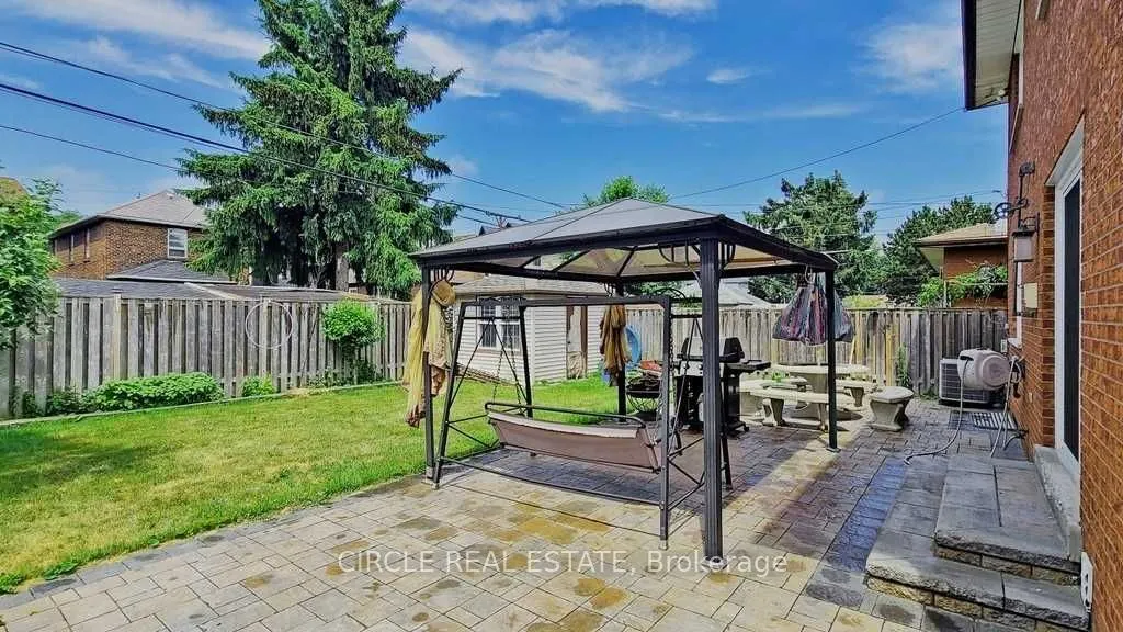 18 Rosemeade Avenue