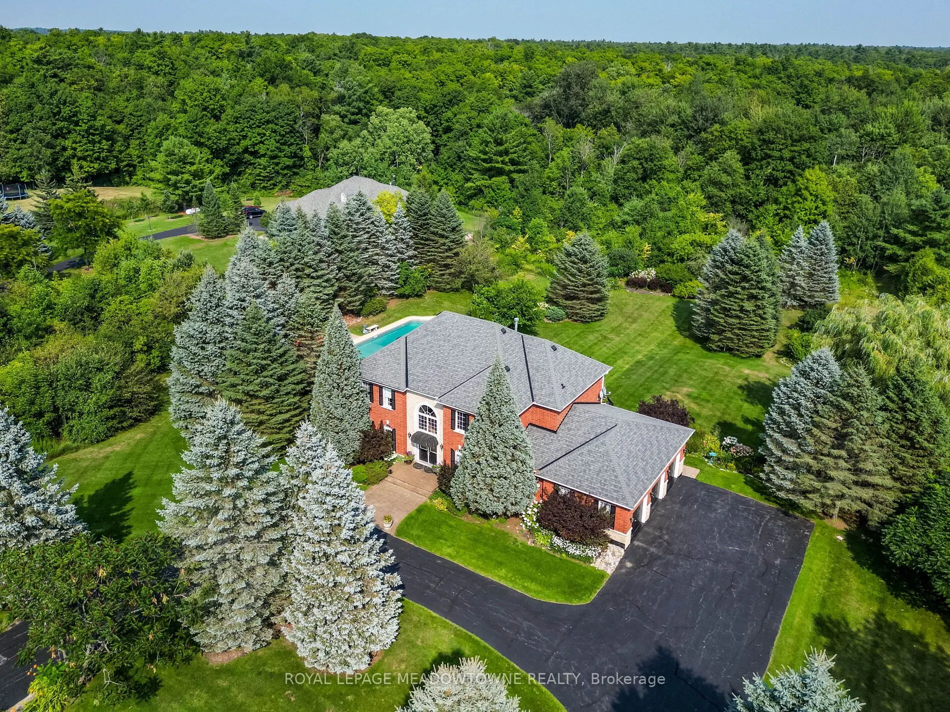 8 Deer Run Crescent