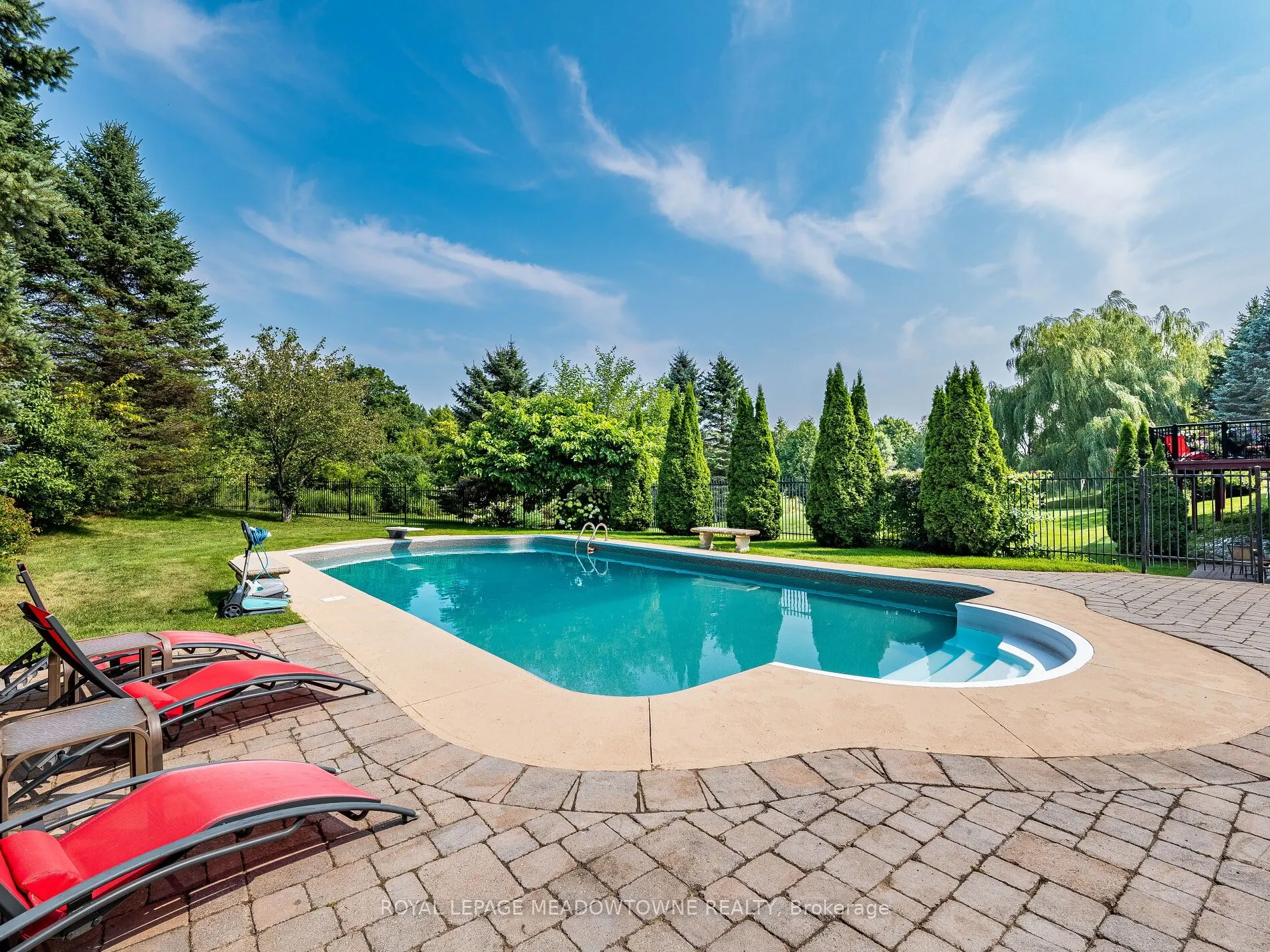 8 Deer Run Crescent