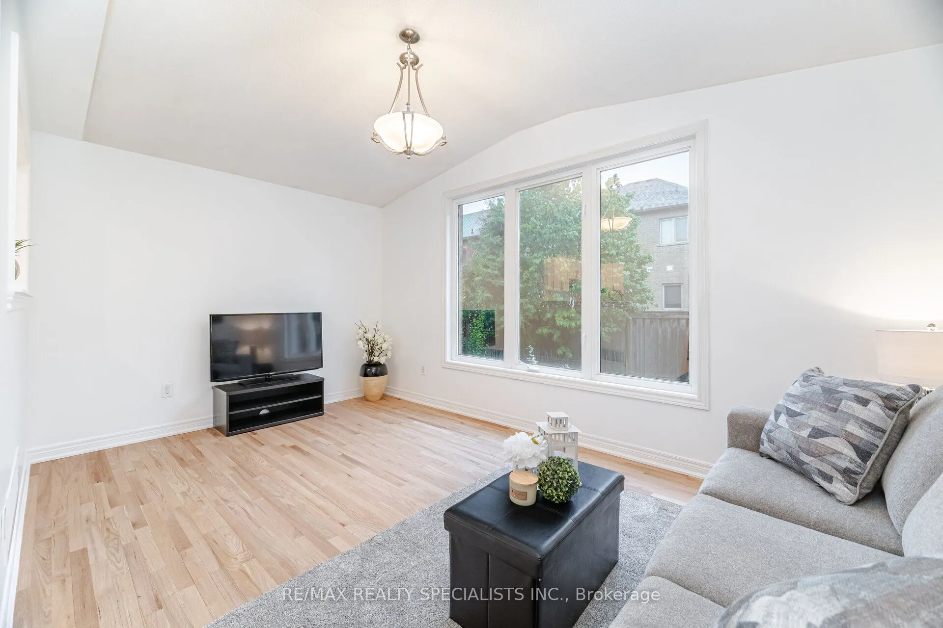 238 Giddings Crescent