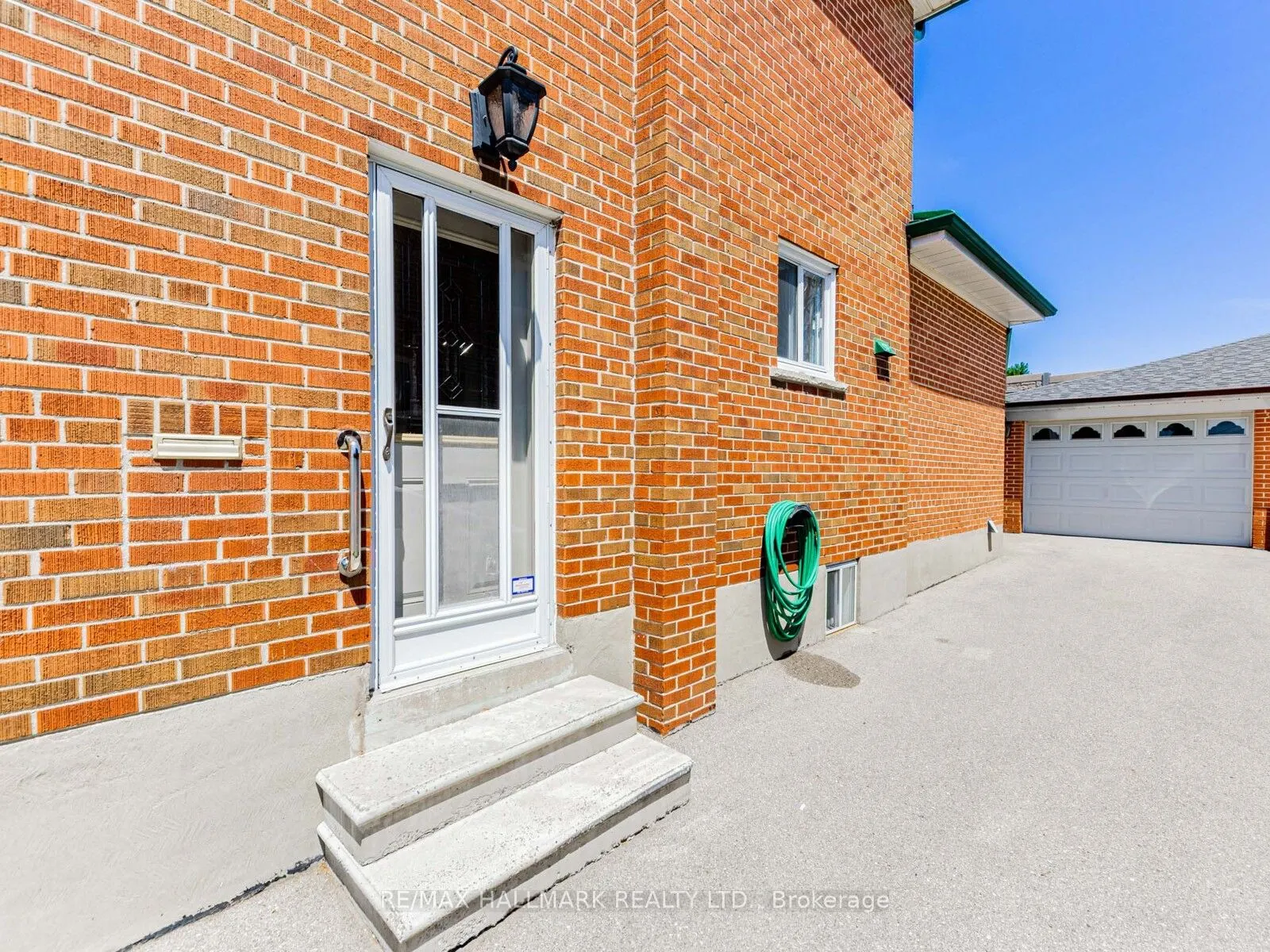 31 Woodenhill Court