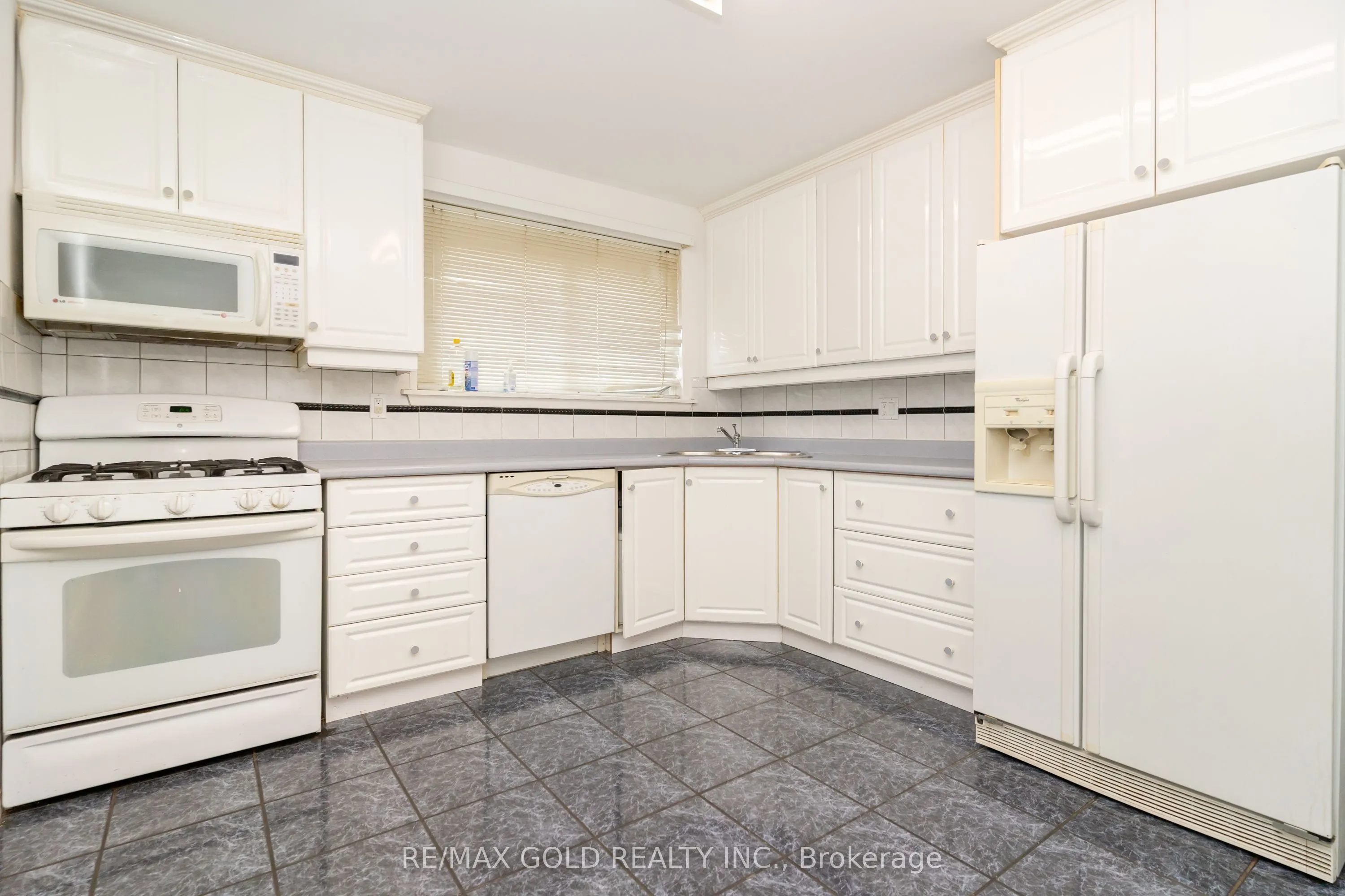 10 Edenridge Drive