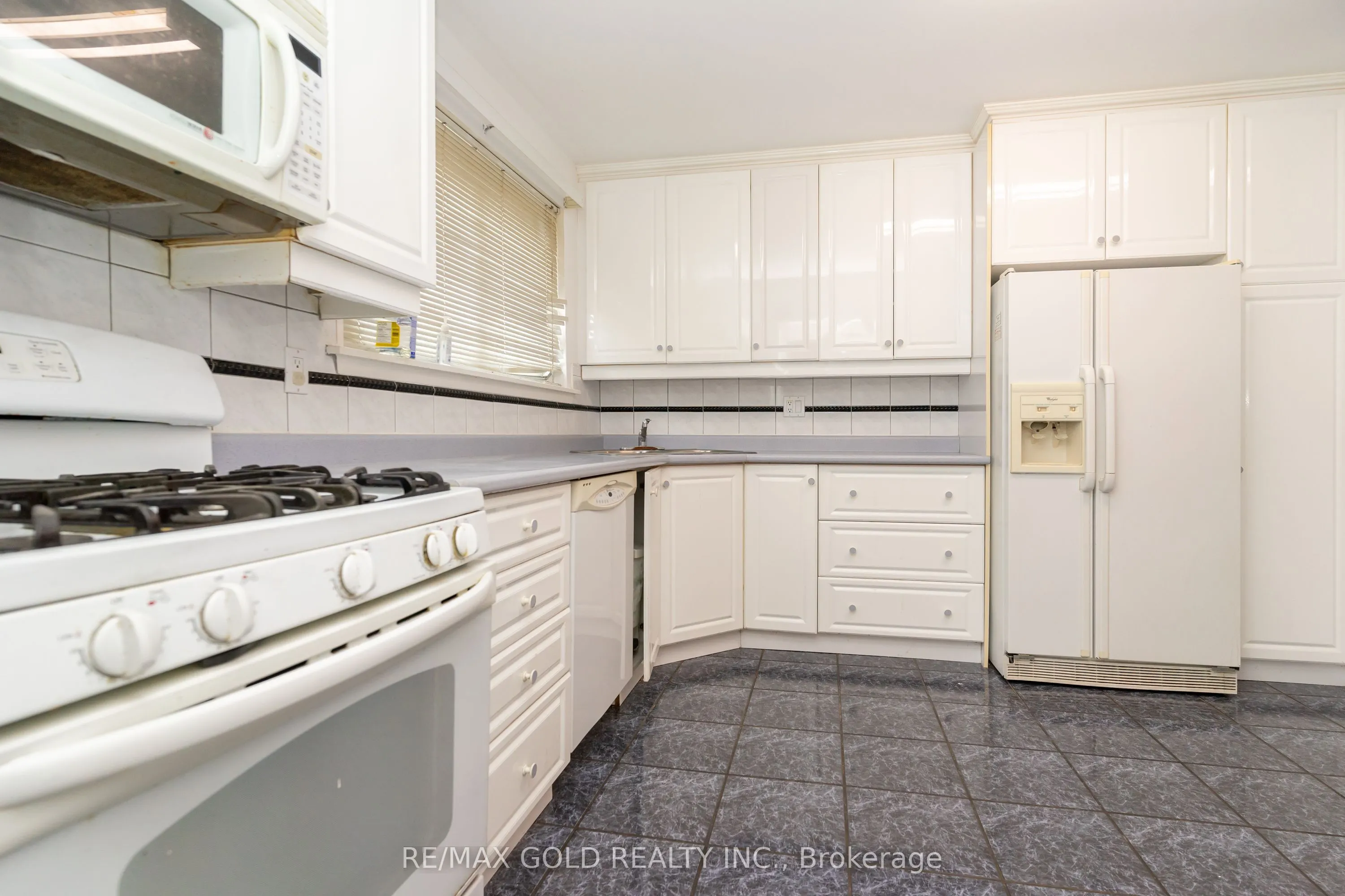 10 Edenridge Drive
