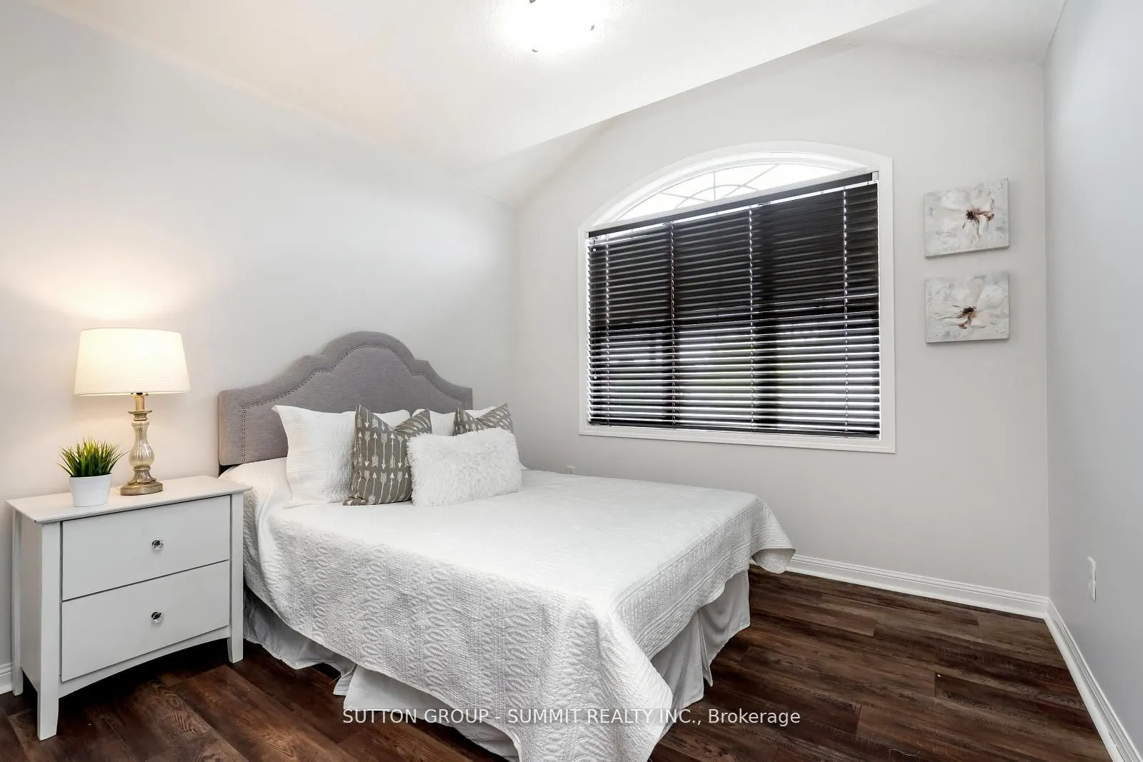 1283 Robson Crescent