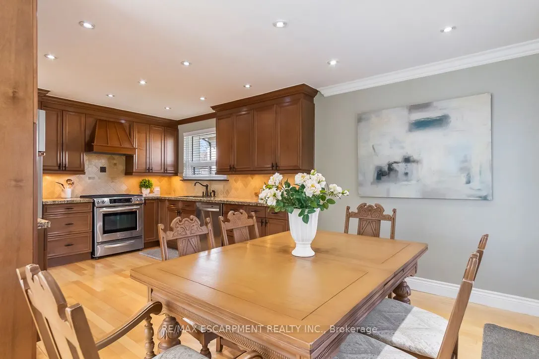 1257 Hillview Crescent