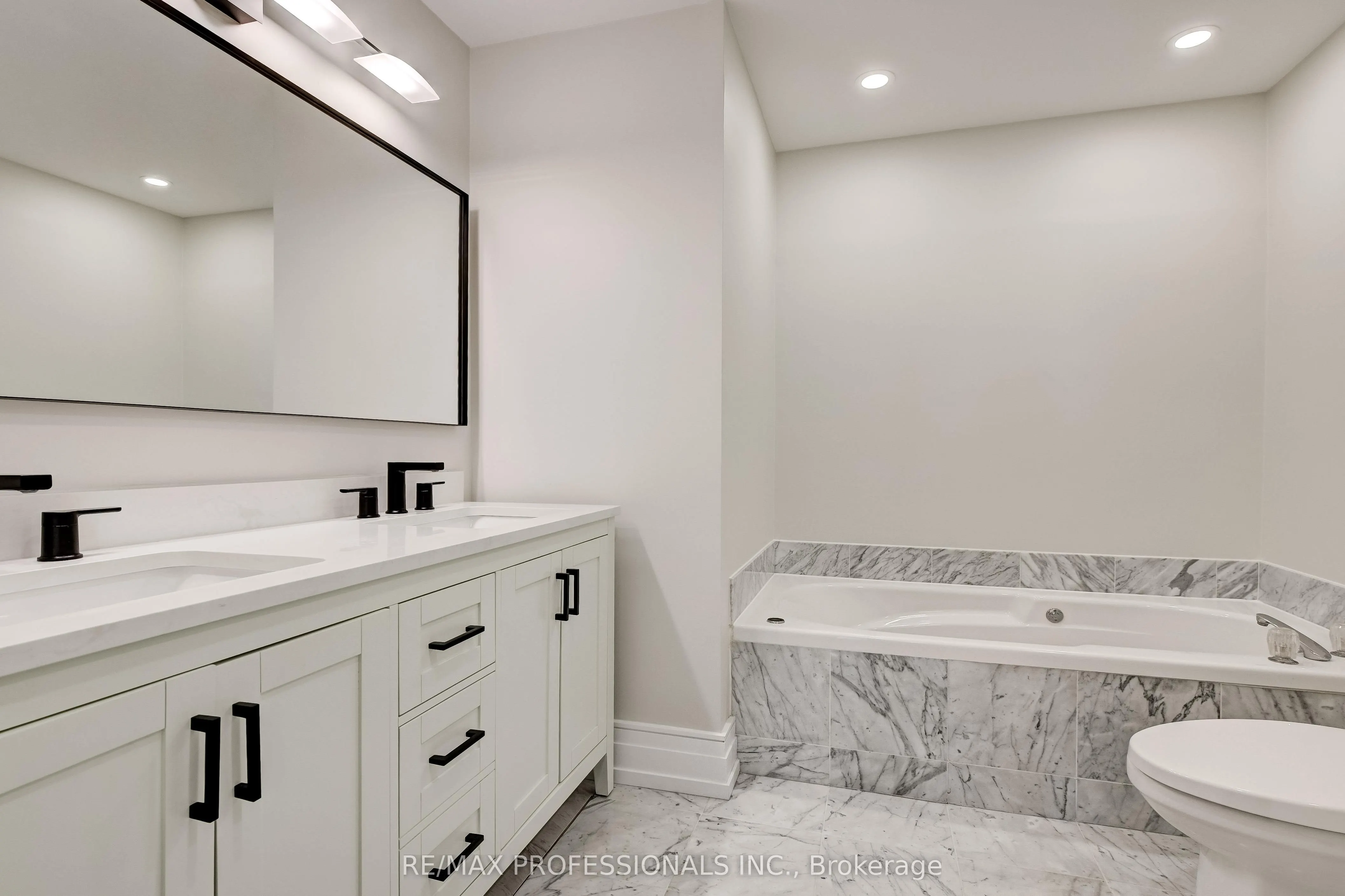 1 Aberfoyle Crescent, #2211