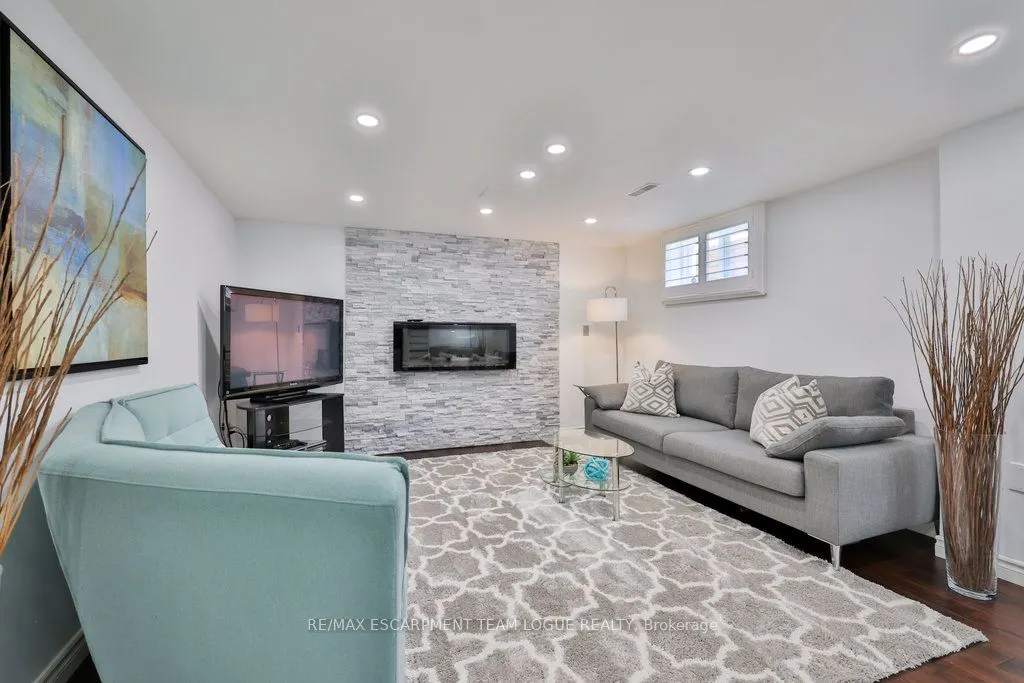 685 CASTLEGUARD Crescent