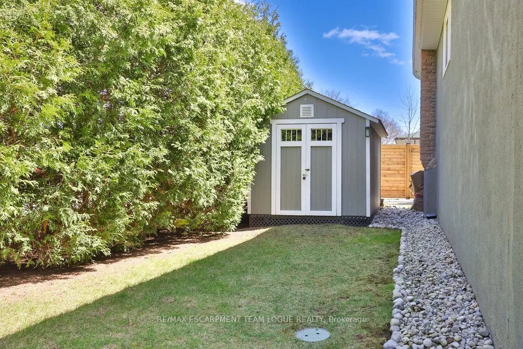 685 CASTLEGUARD Crescent