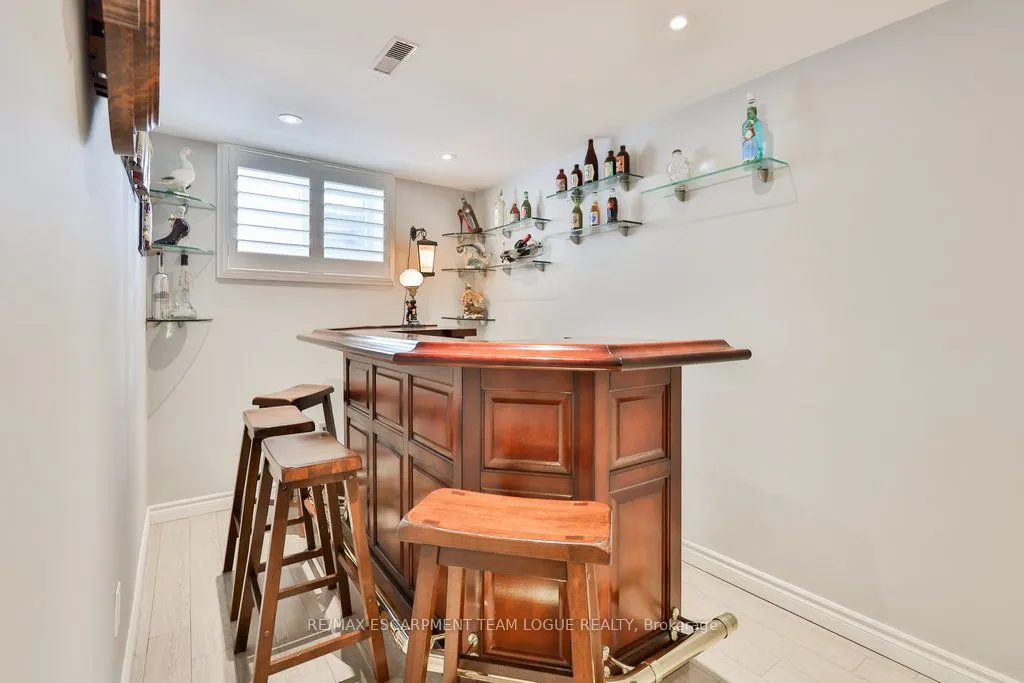 685 CASTLEGUARD Crescent