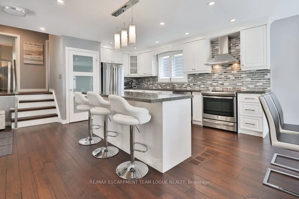 685 CASTLEGUARD Crescent