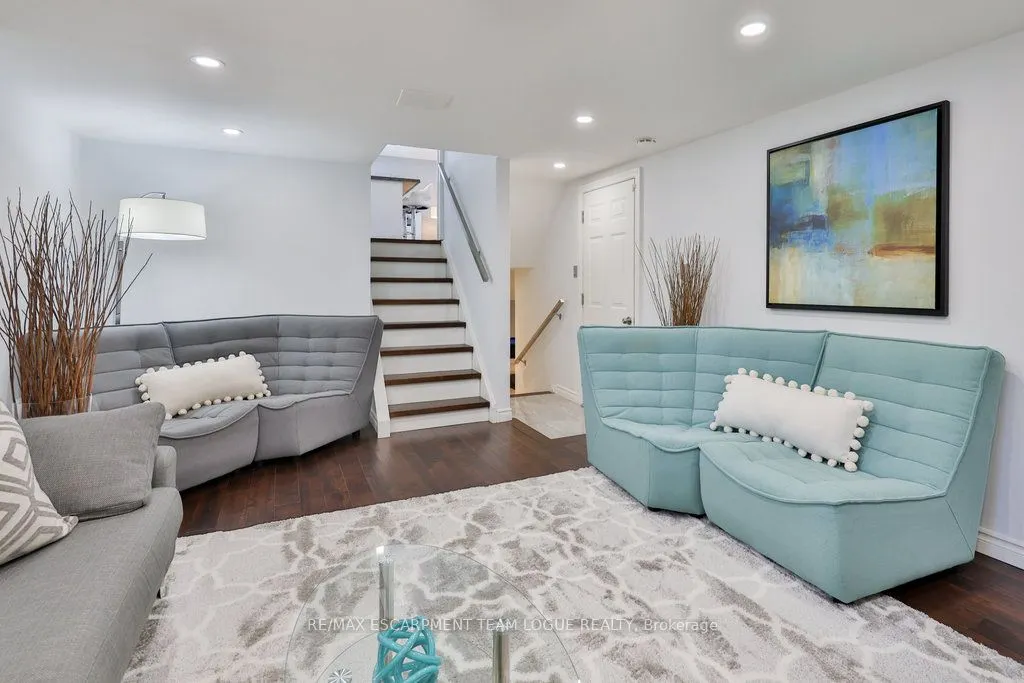 685 CASTLEGUARD Crescent