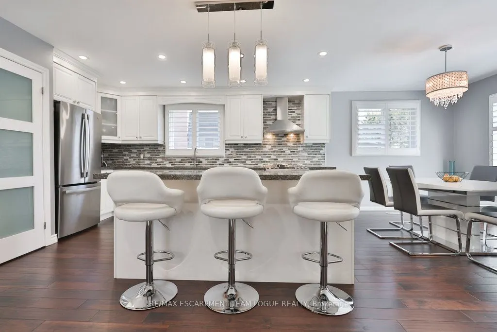685 CASTLEGUARD Crescent