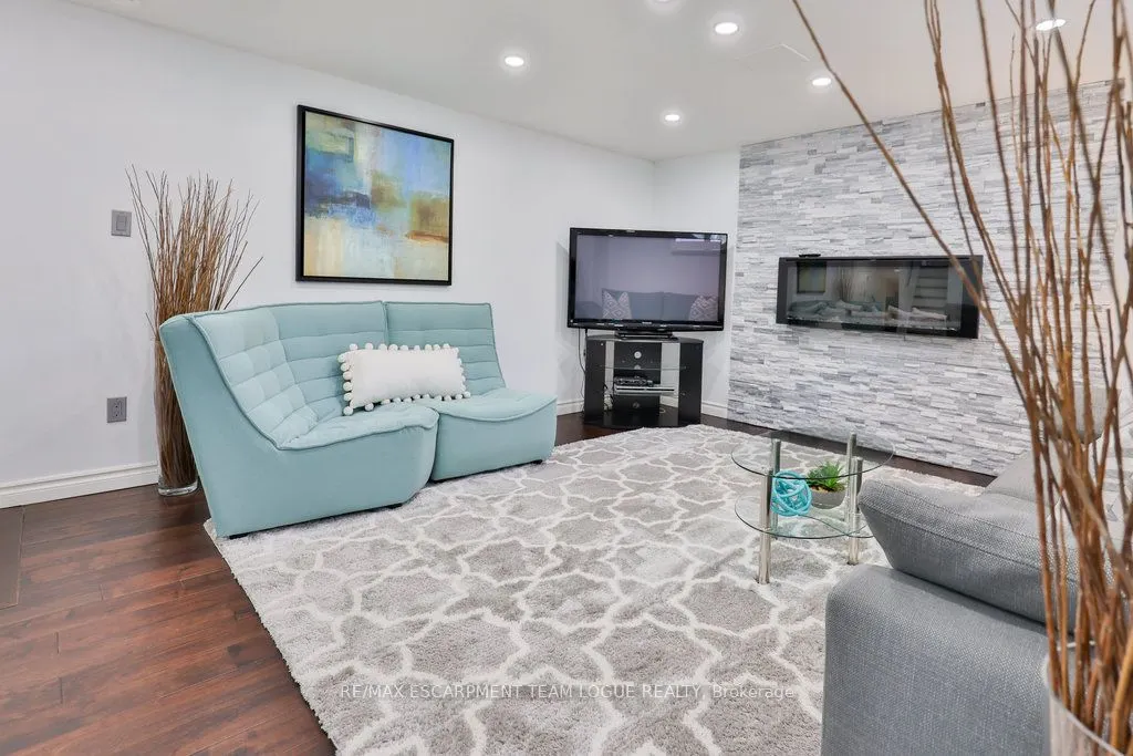 685 CASTLEGUARD Crescent