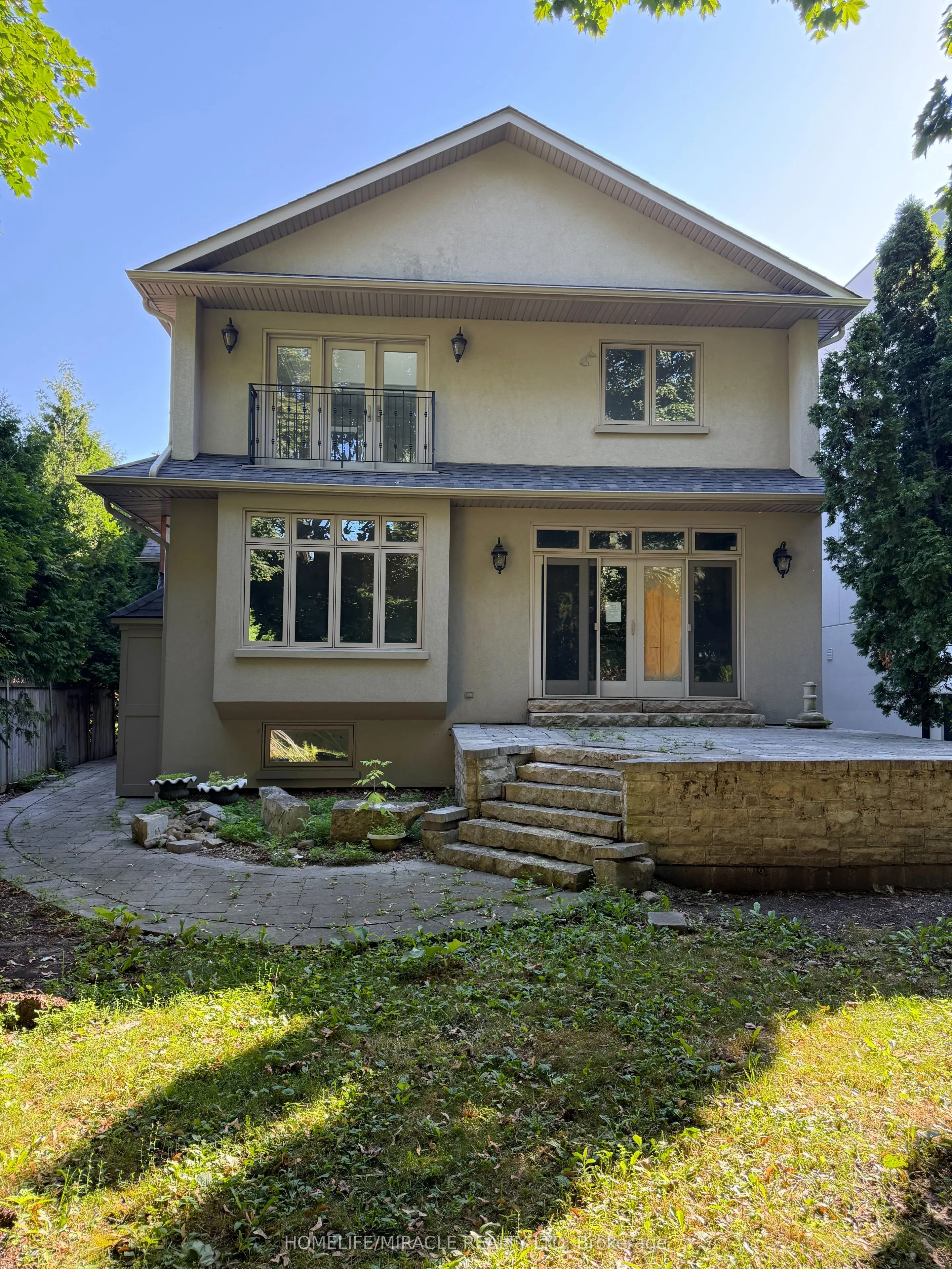 16 Ravenscrest Drive