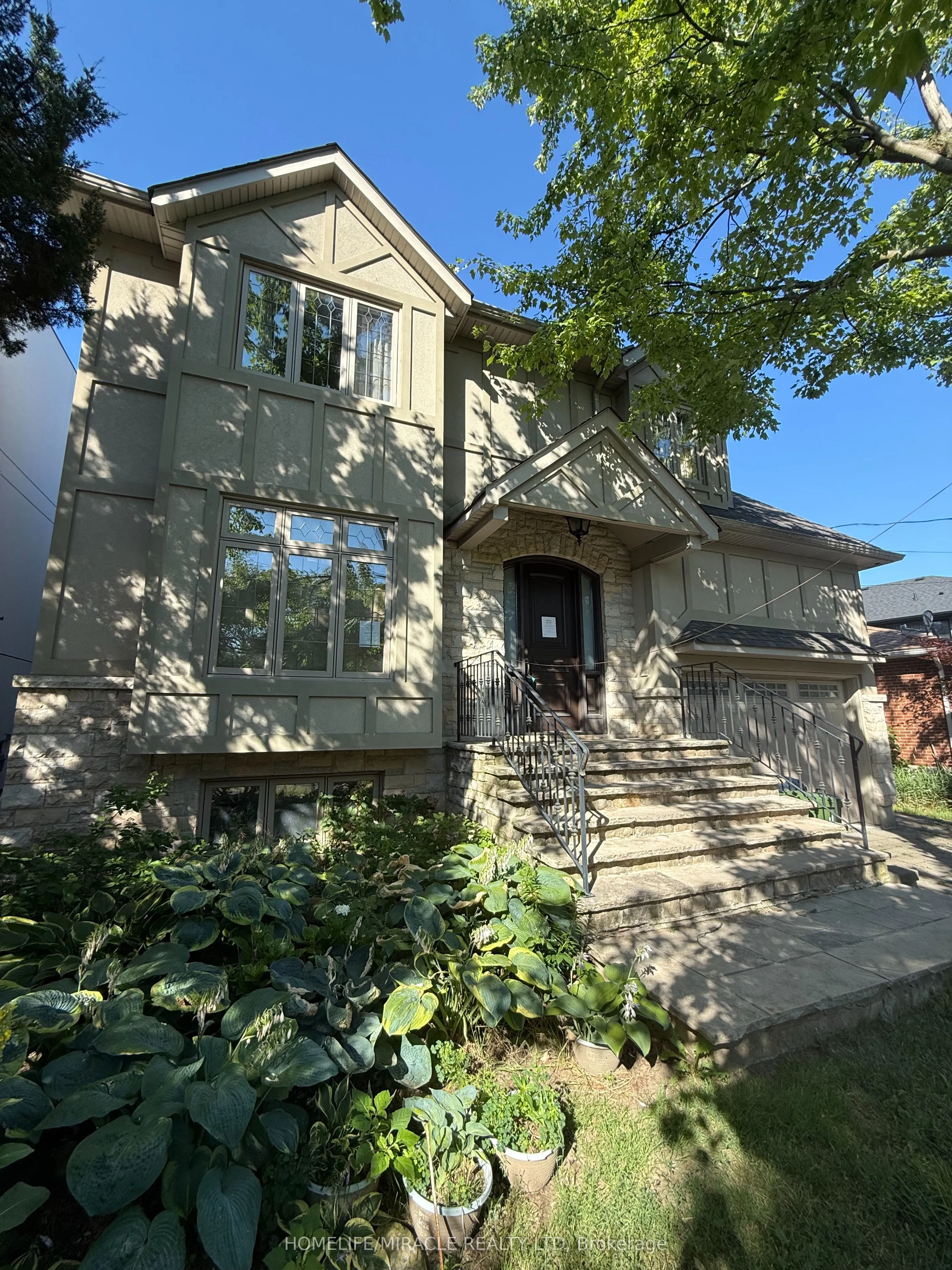 16 Ravenscrest Drive