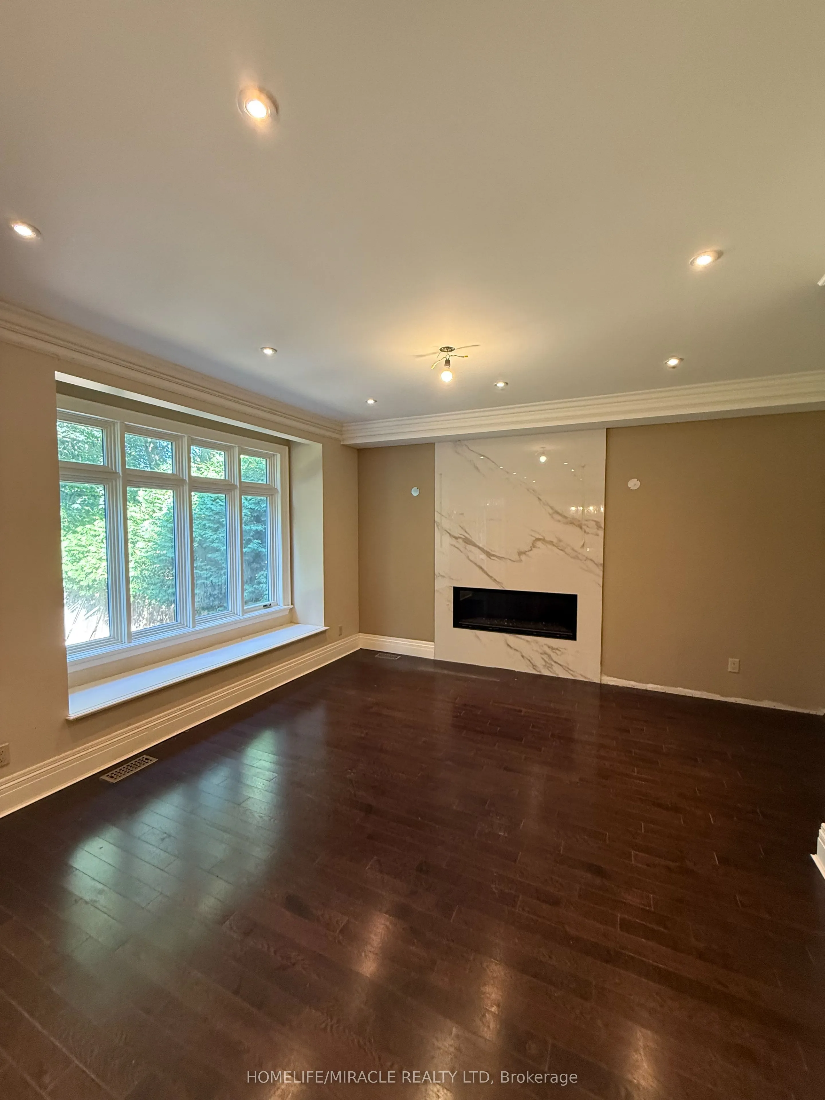 16 Ravenscrest Drive
