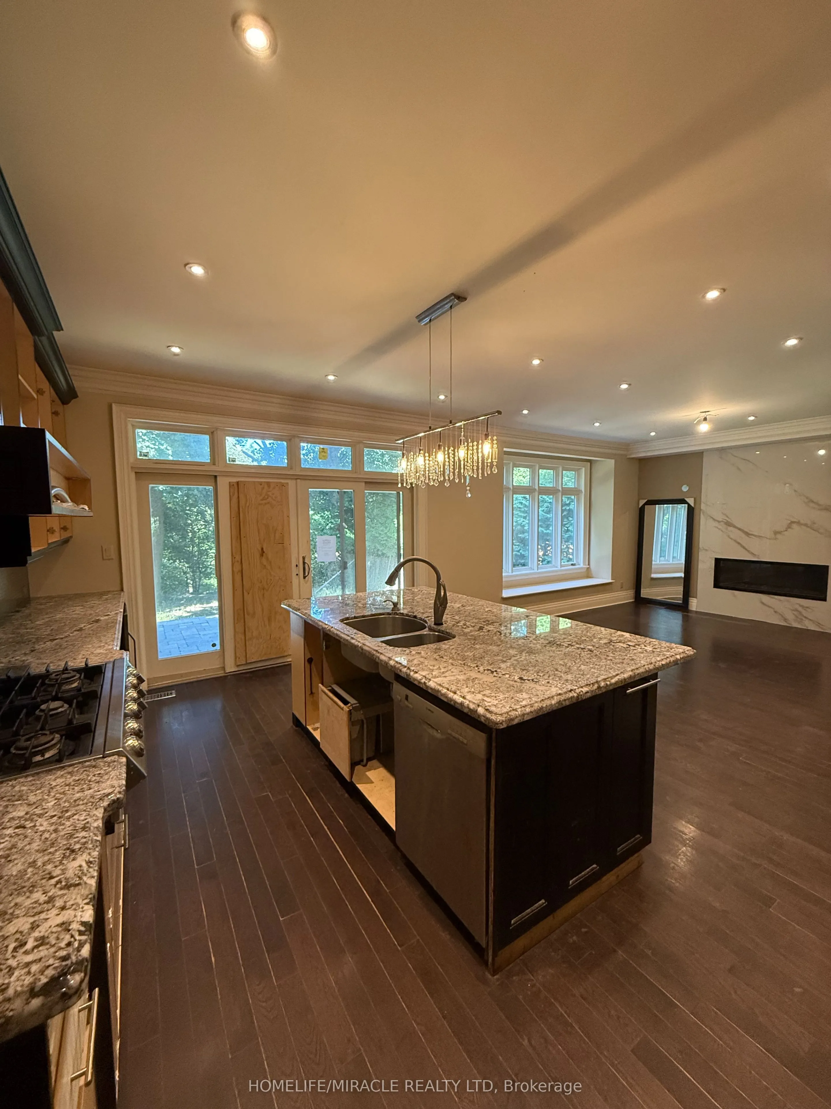 16 Ravenscrest Drive