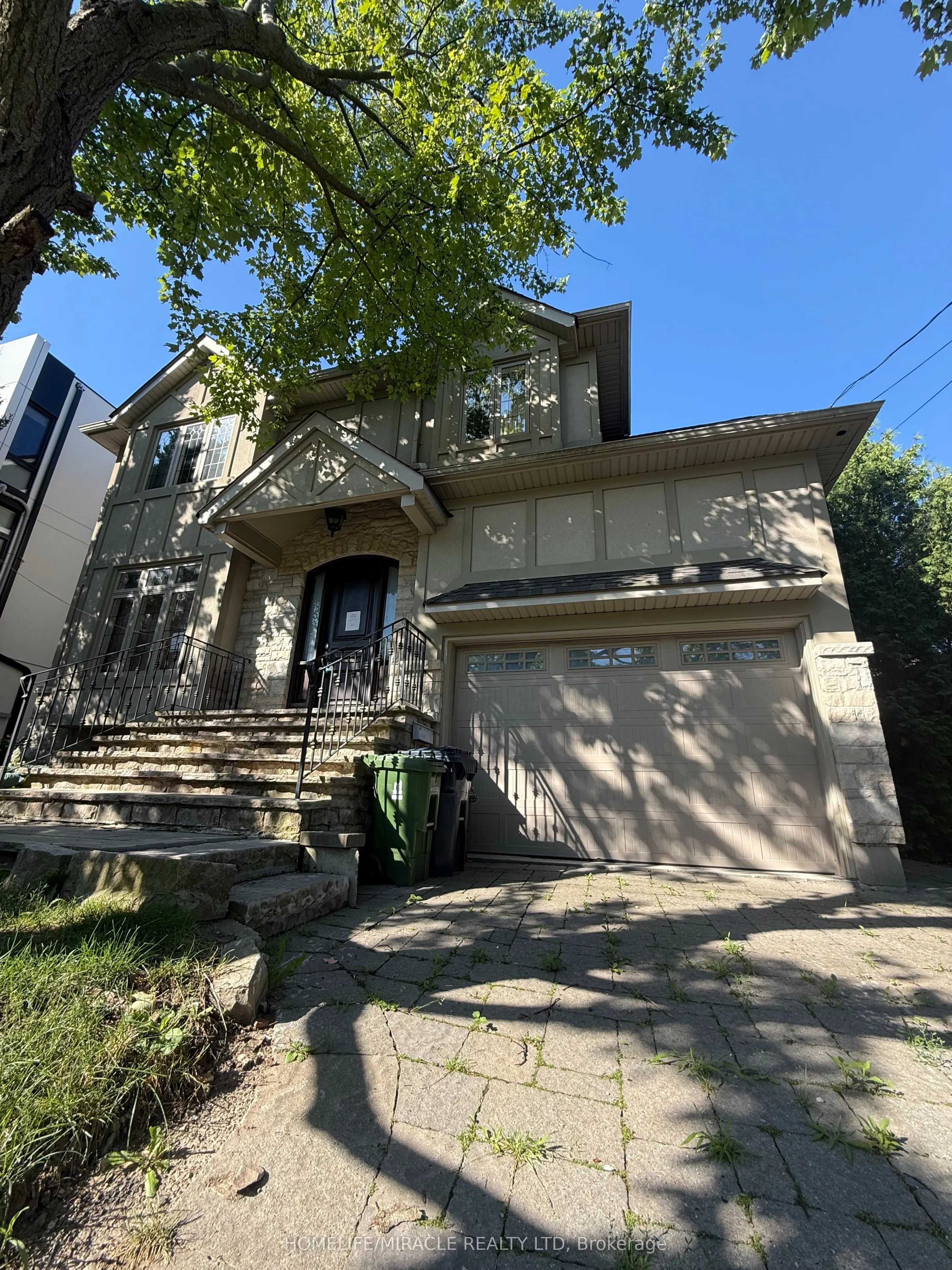 16 Ravenscrest Drive