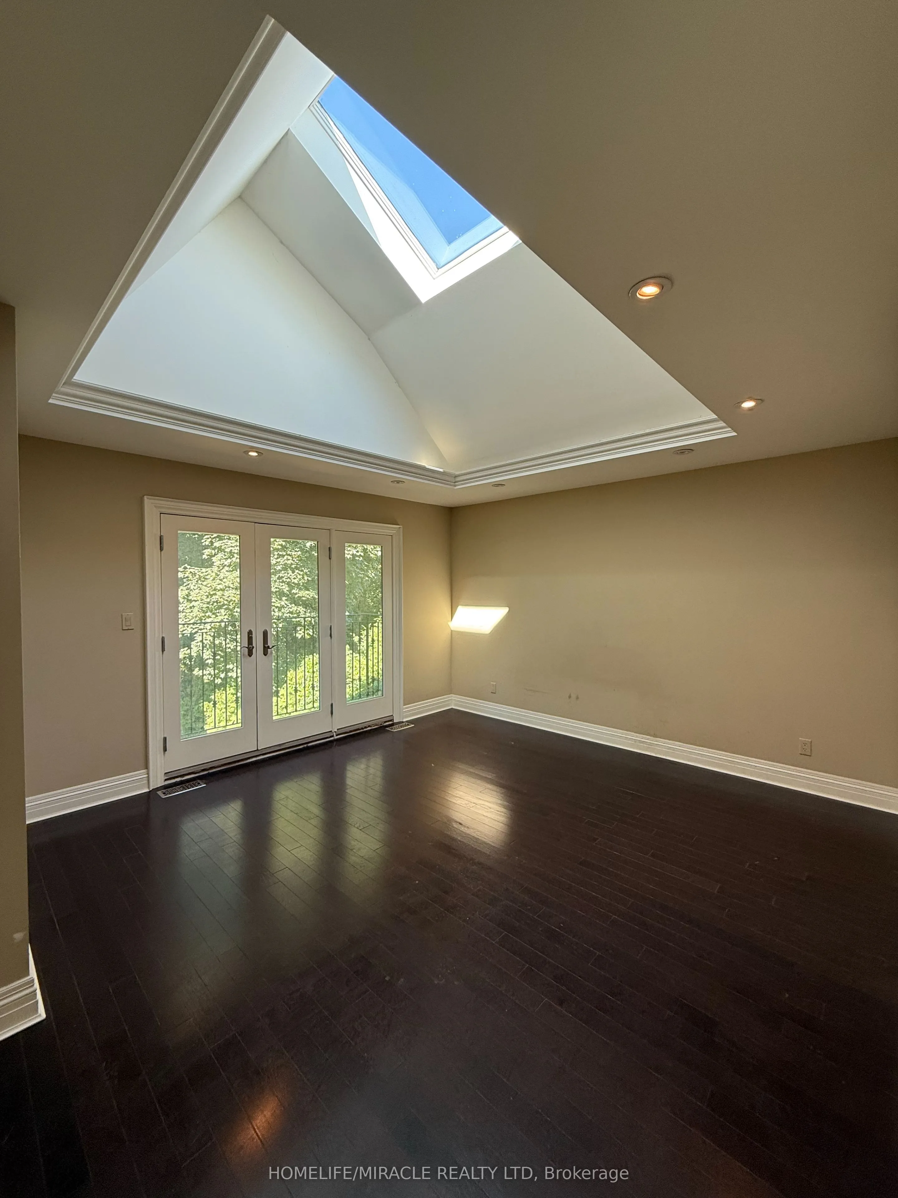 16 Ravenscrest Drive