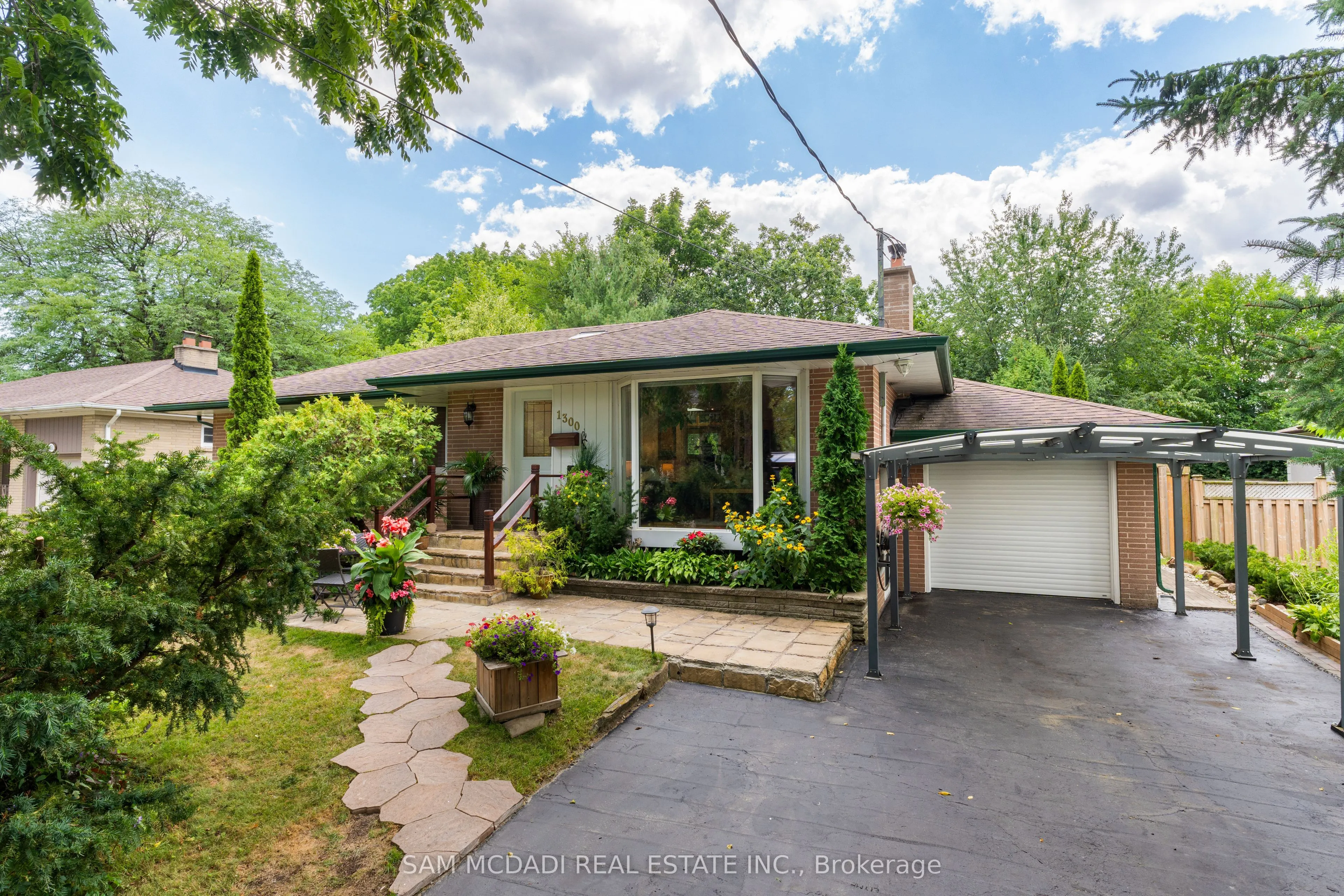 1300 Twin Oaks Dell