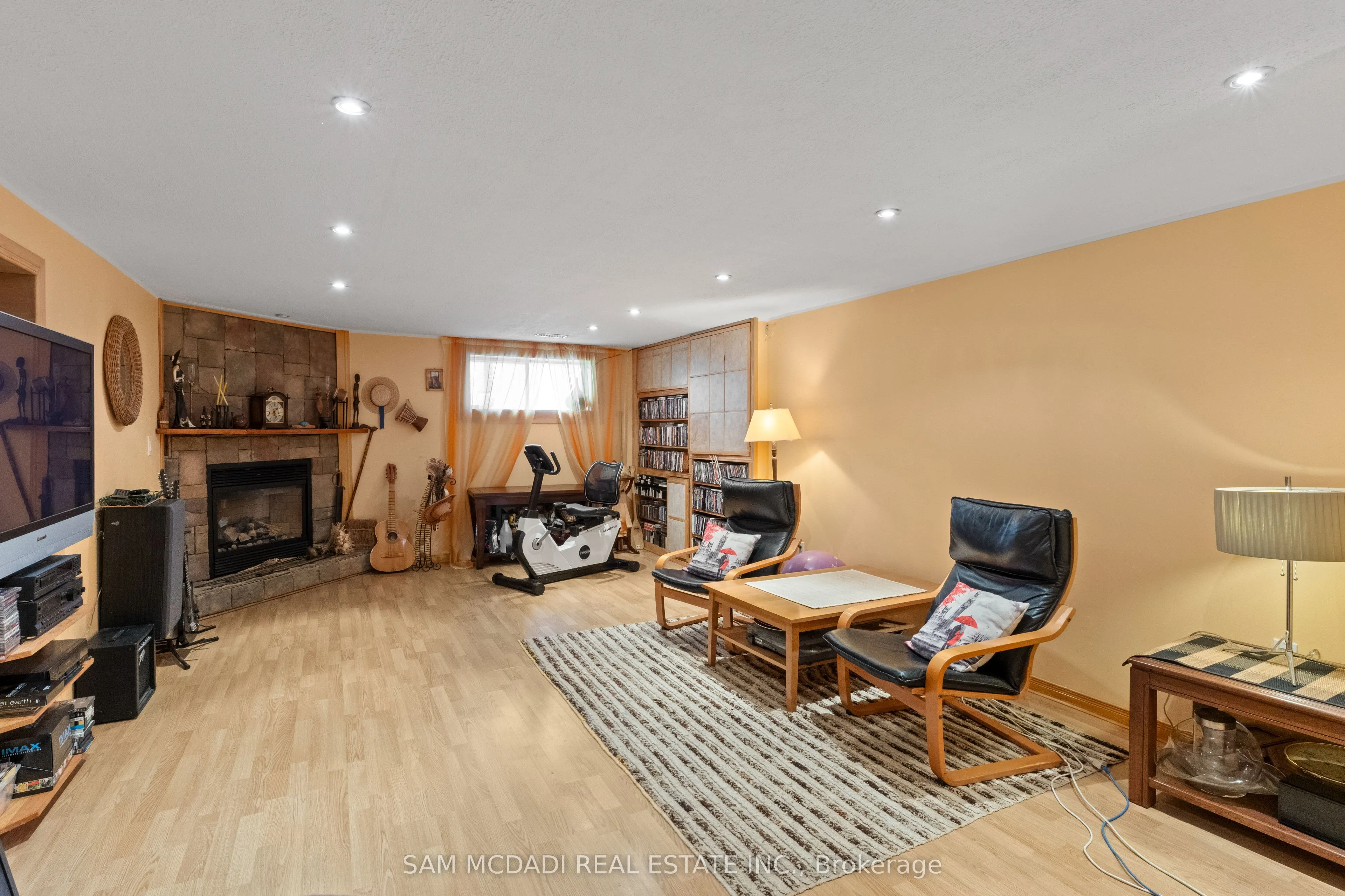 1300 Twin Oaks Dell