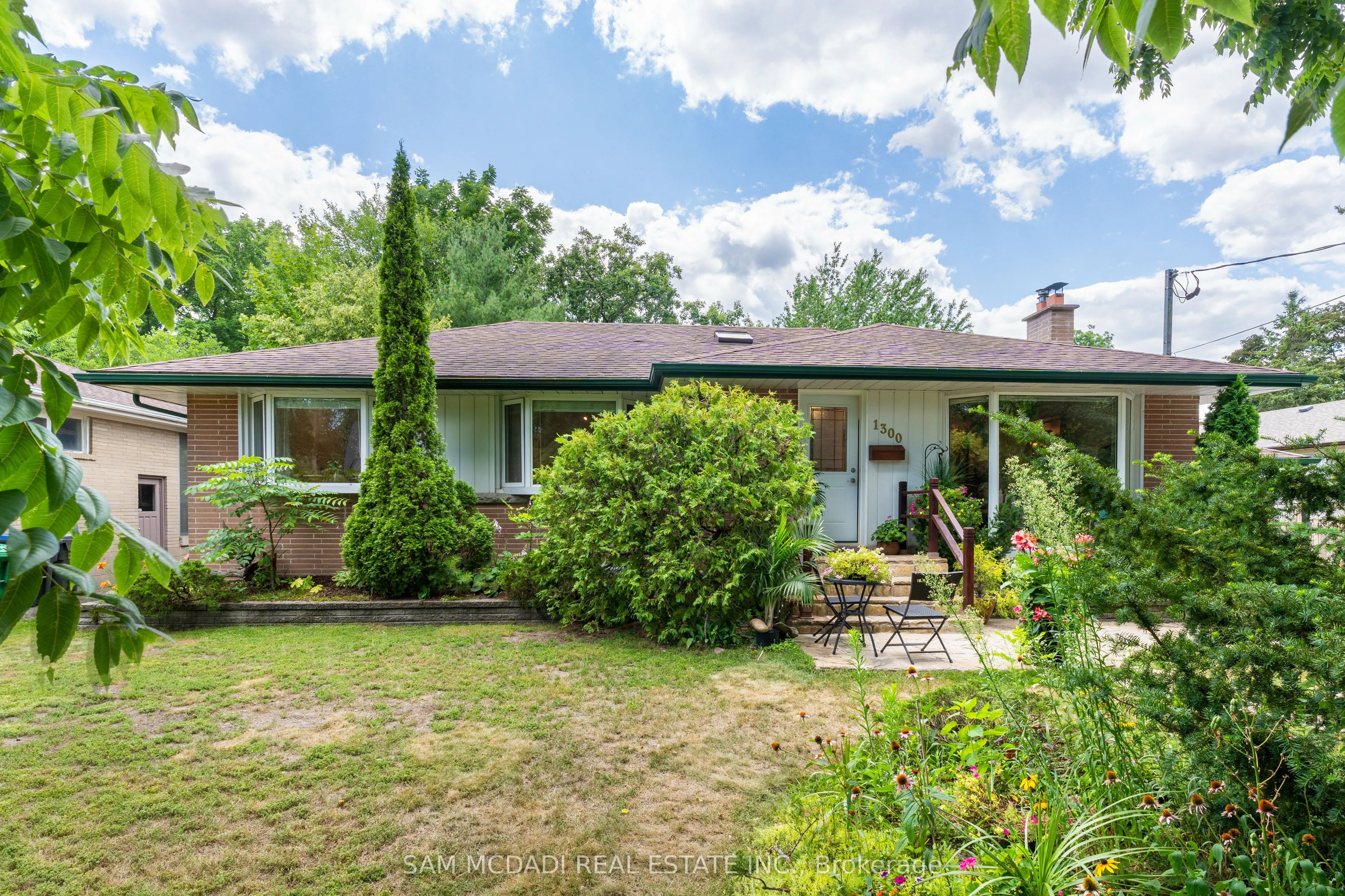 1300 Twin Oaks Dell