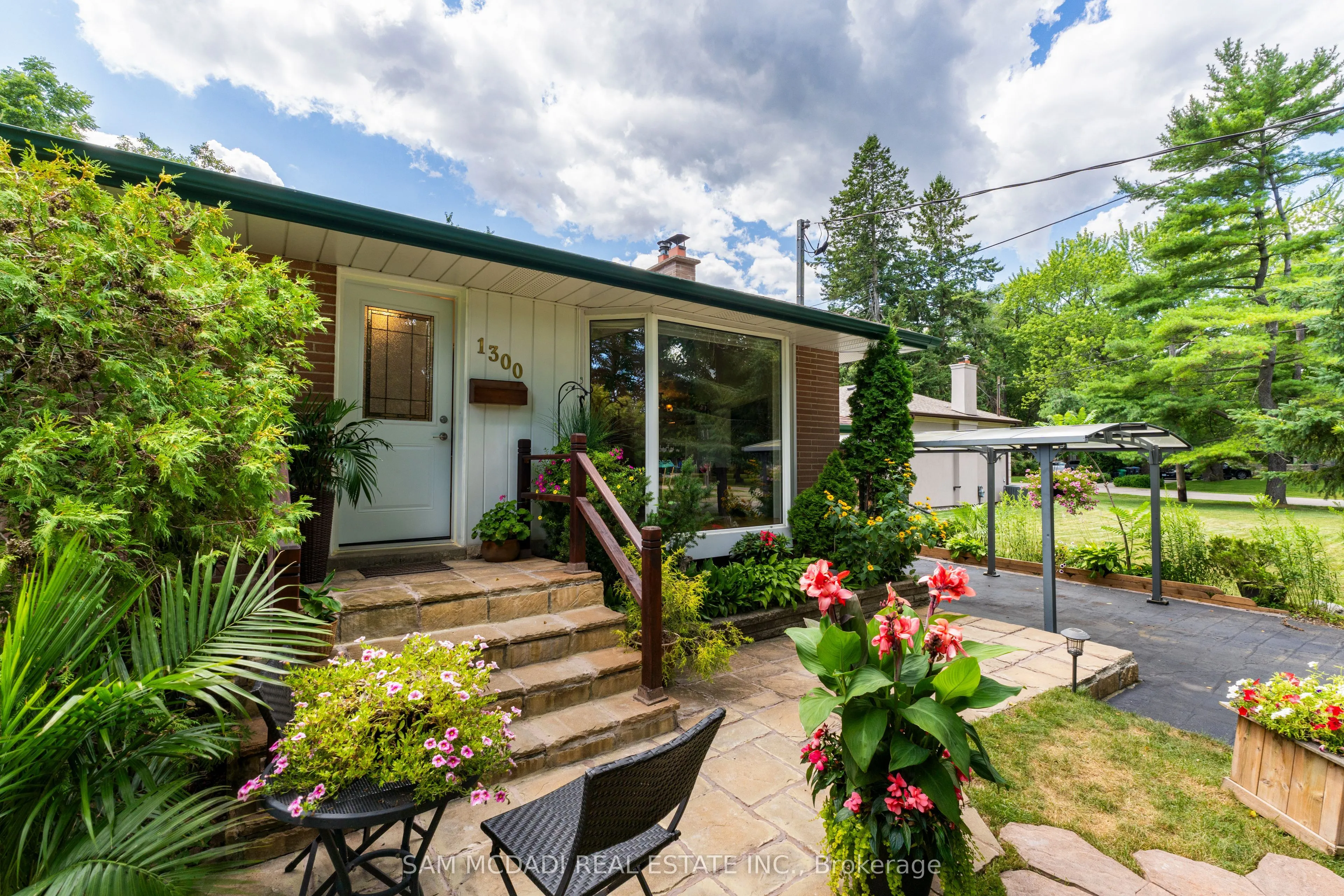 1300 Twin Oaks Dell