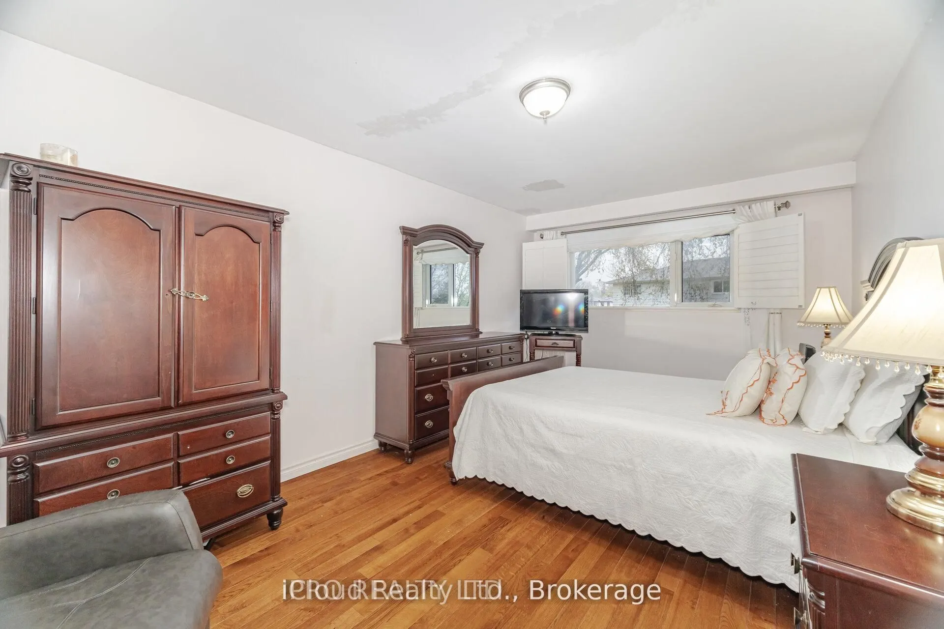 542 Lana Terrace