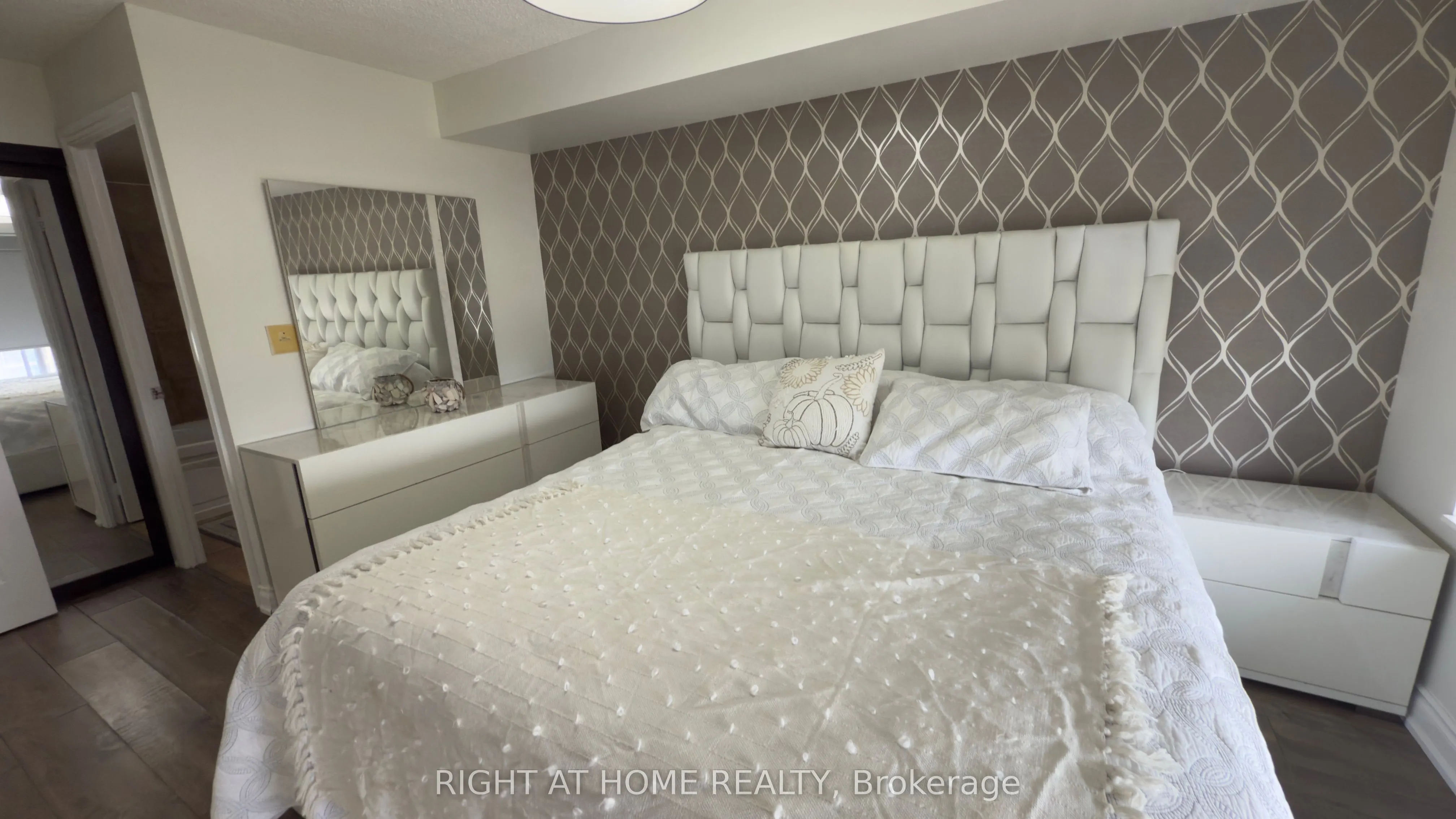 310 BURNHAMTHORPE Road W, #3303