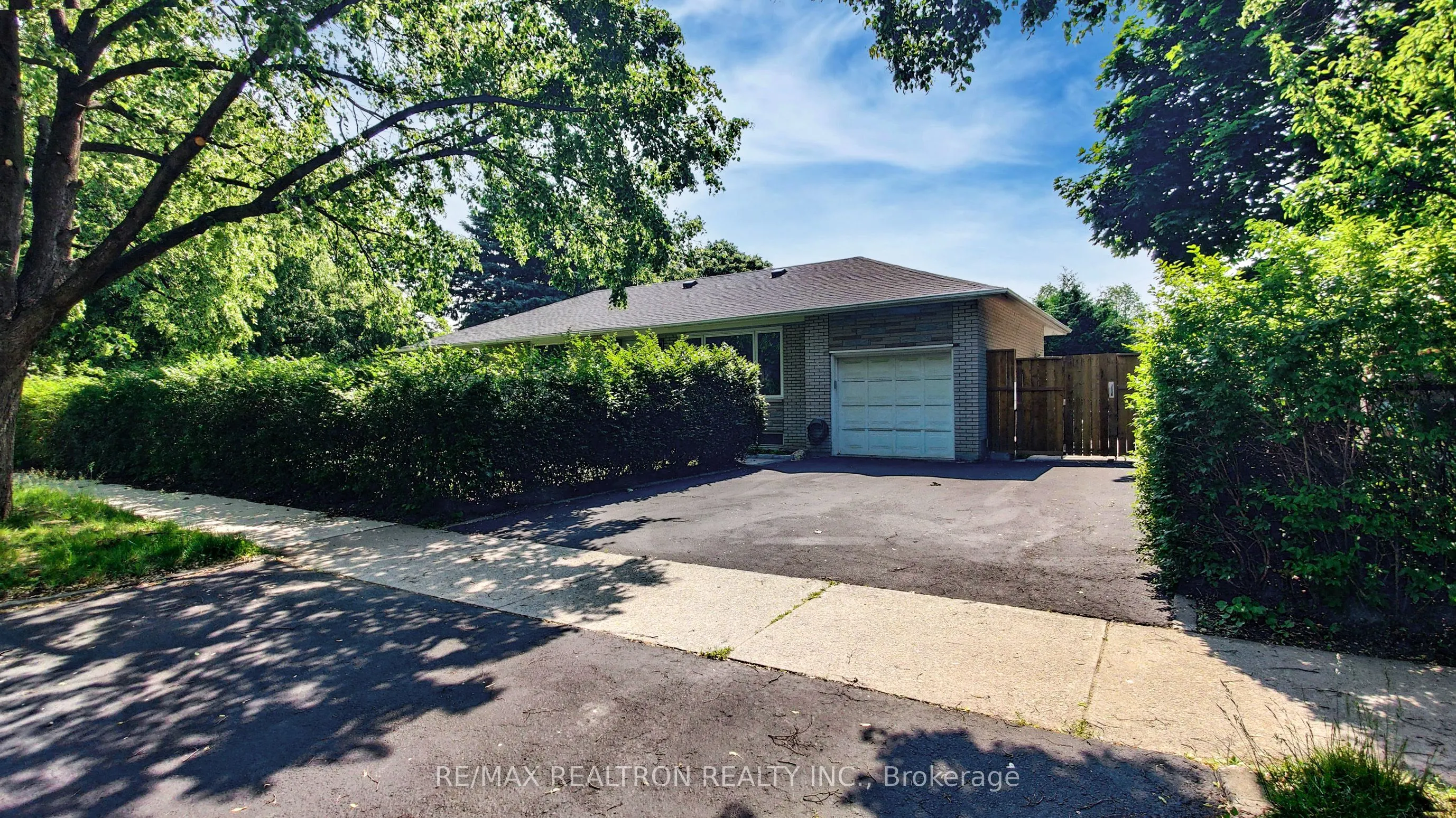 1599 Lewisham Drive W