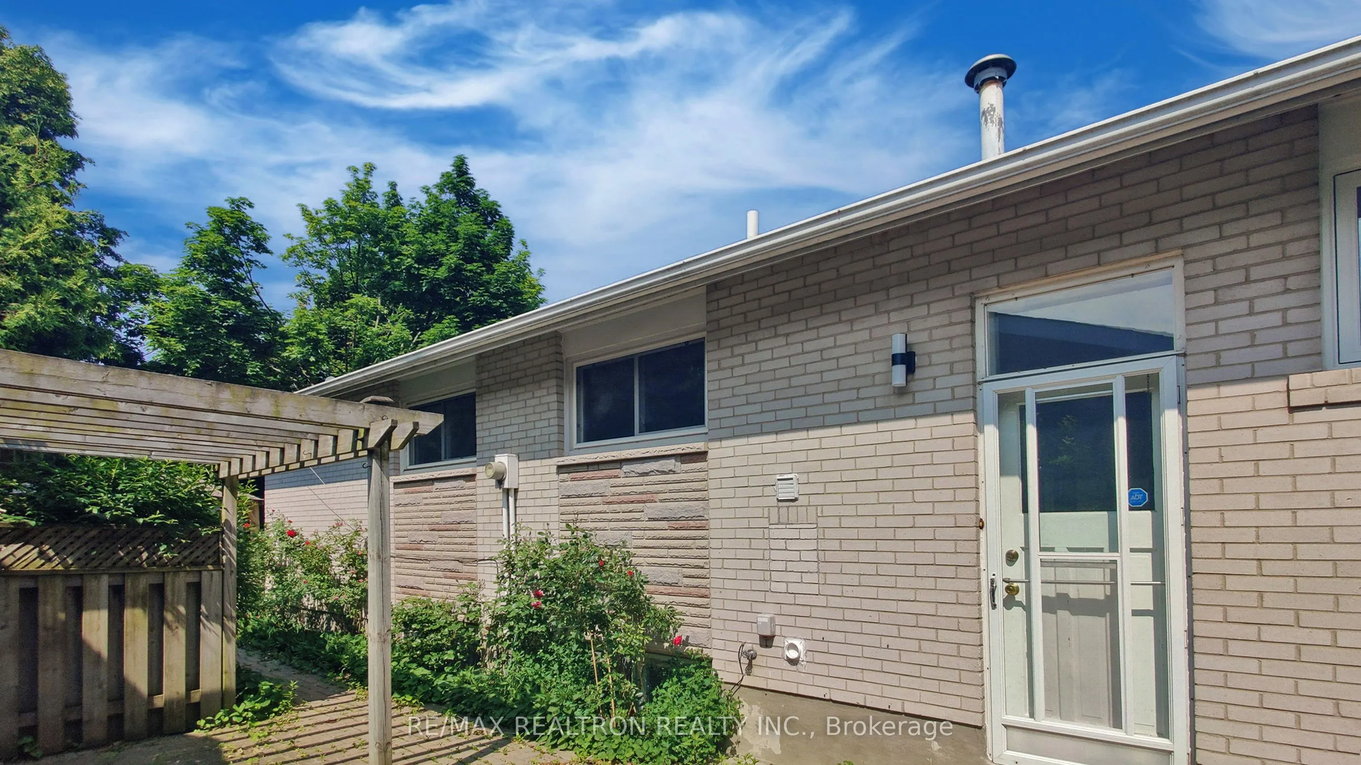 1599 Lewisham Drive W