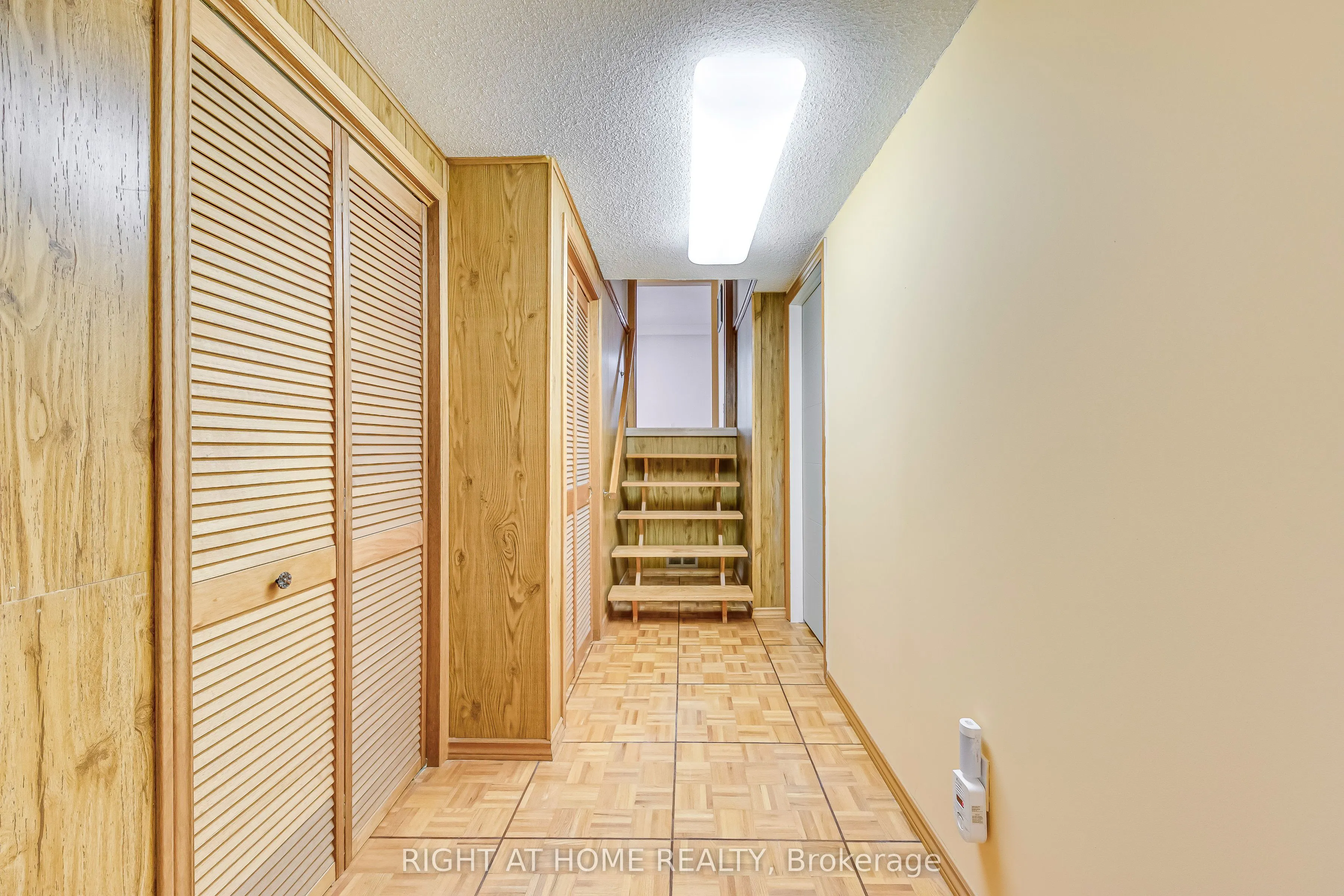 2125 Varency Drive, #Lower