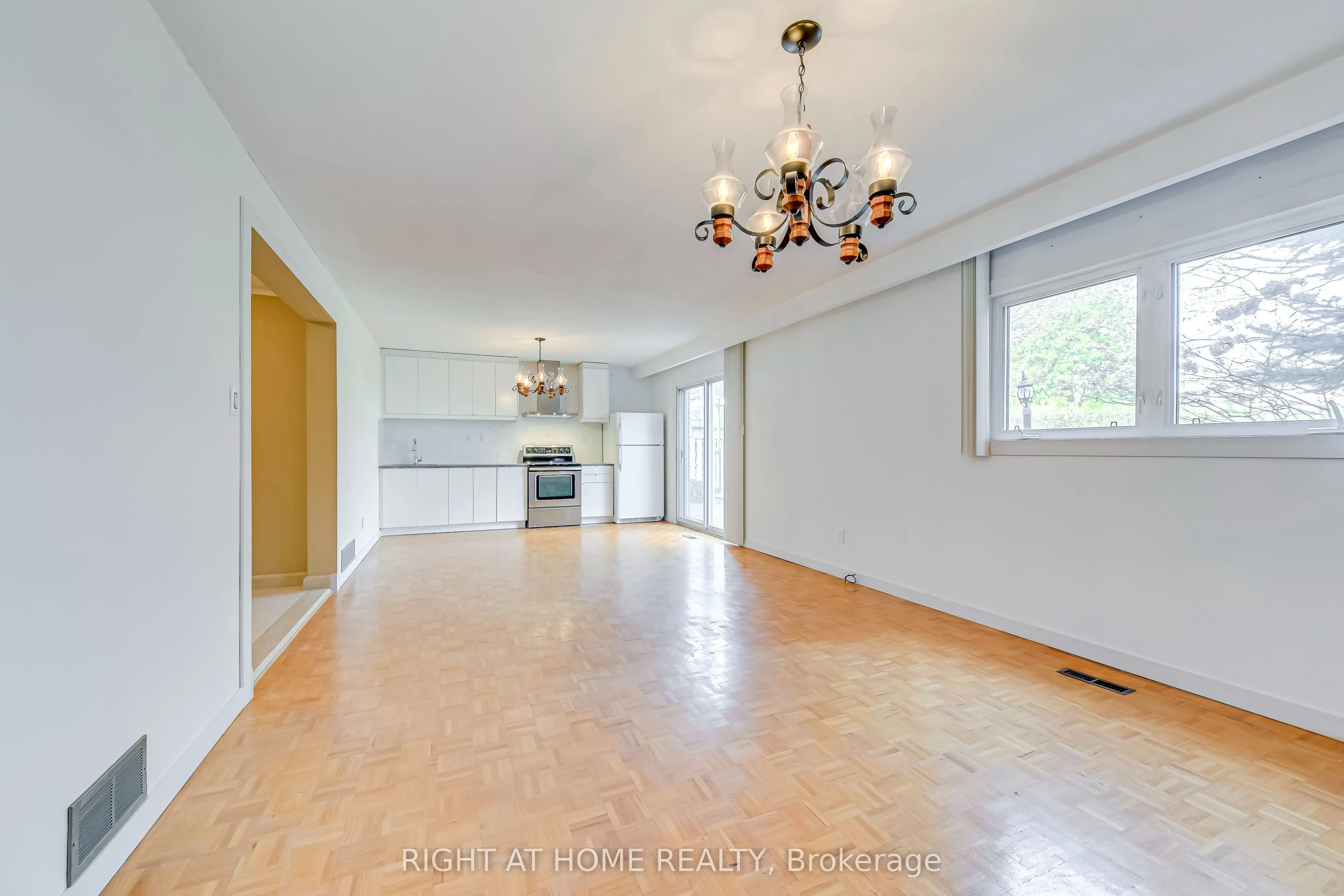 2125 Varency Drive, #Lower