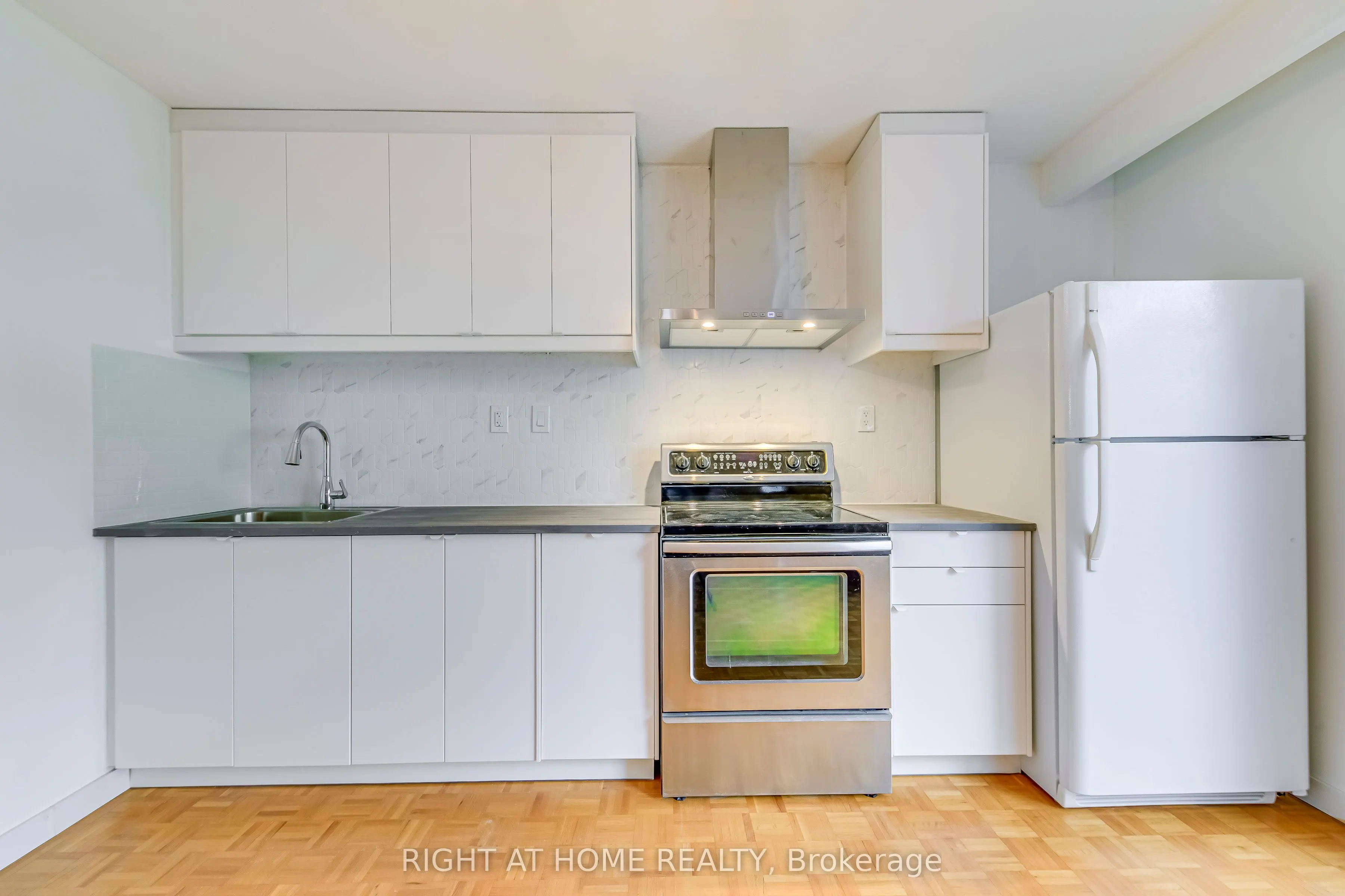 2125 Varency Drive, #Lower