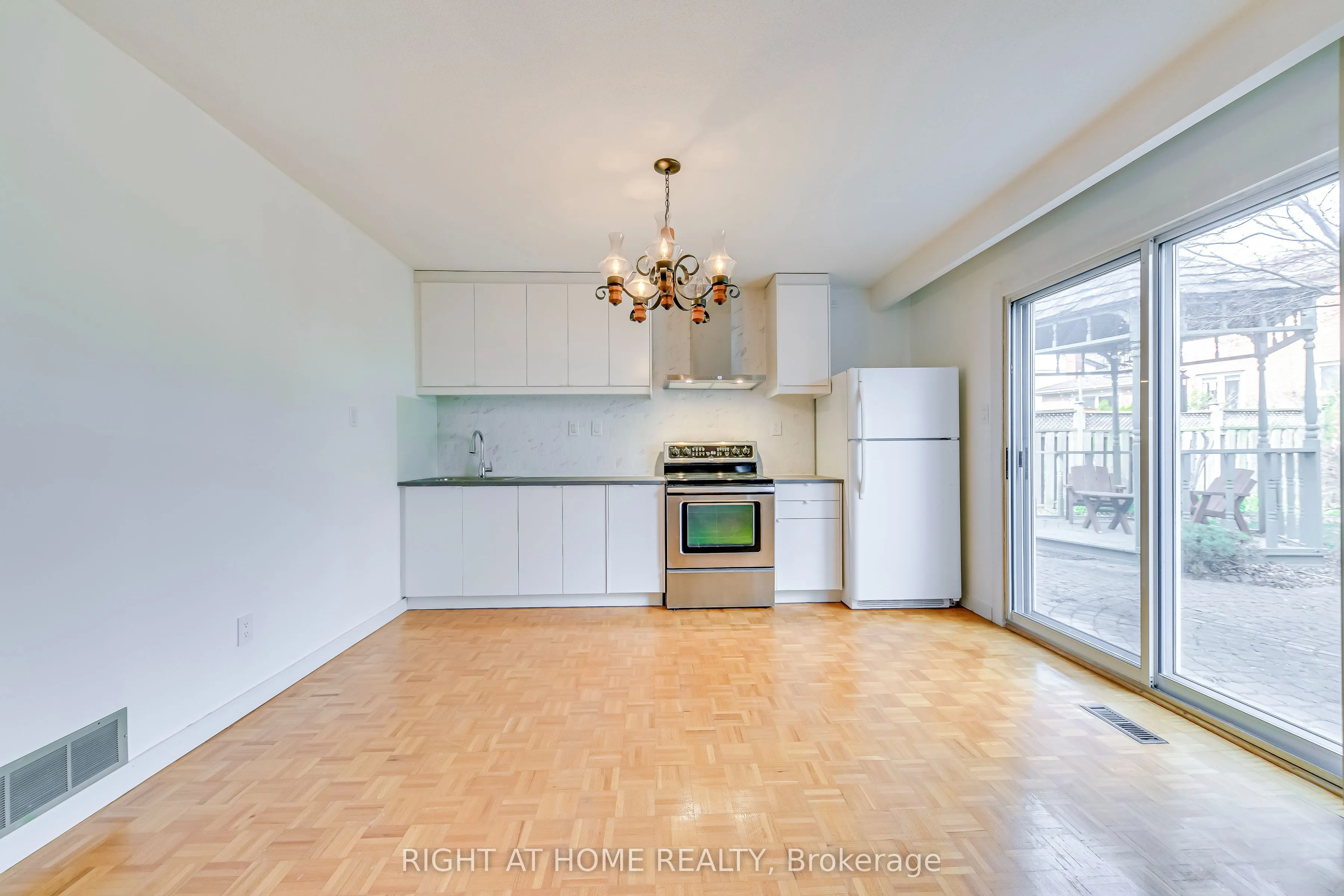 2125 Varency Drive, #Lower