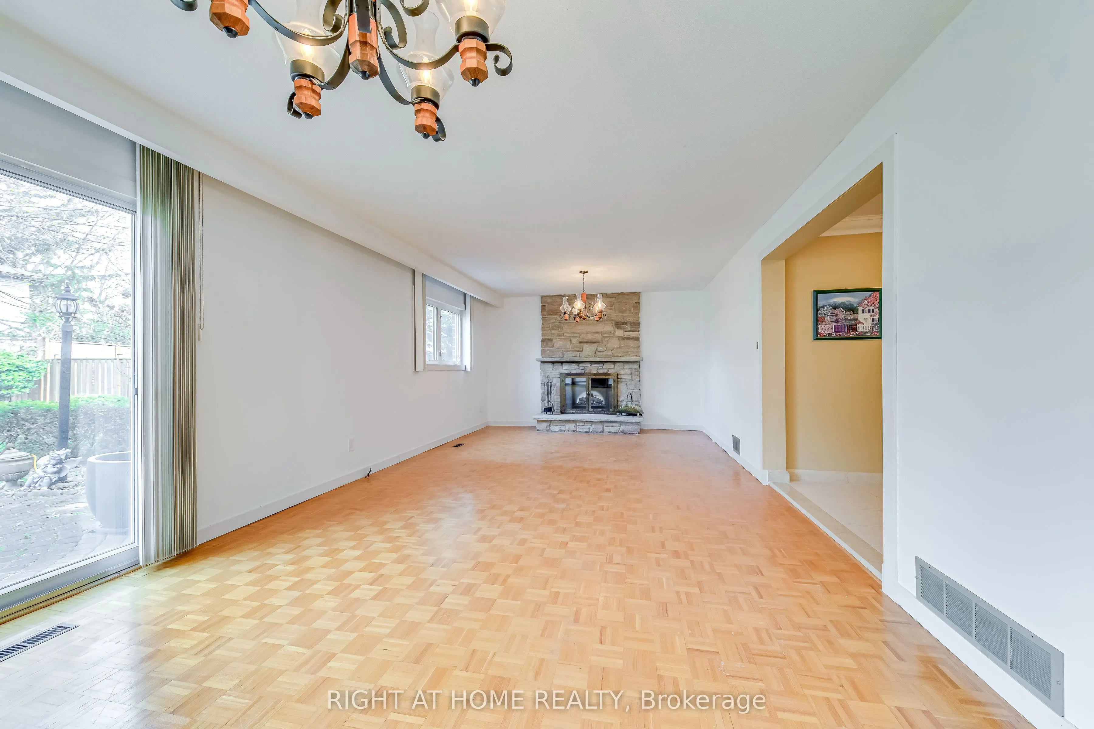 2125 Varency Drive, #Lower