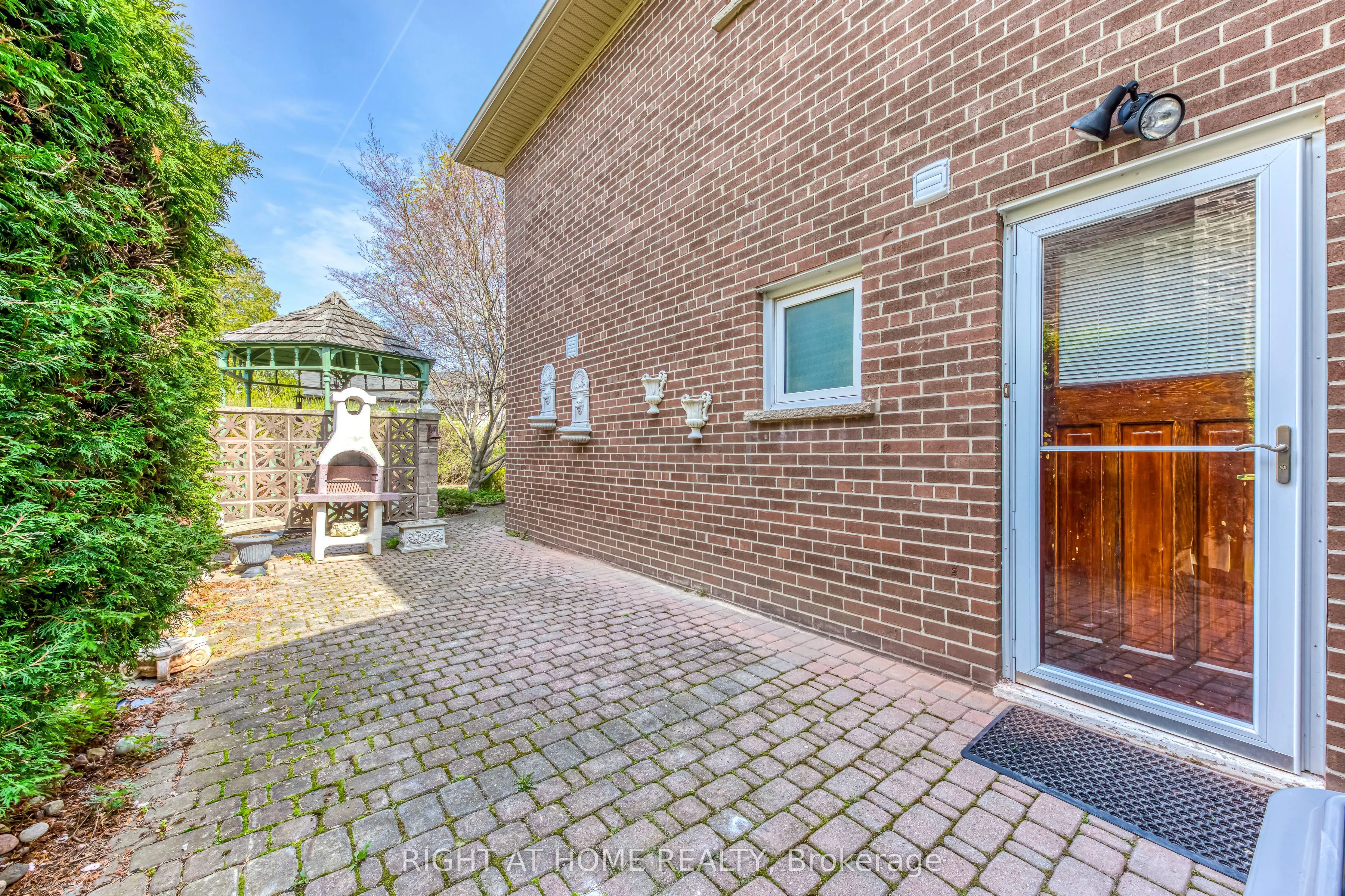 2125 Varency Drive, #Lower