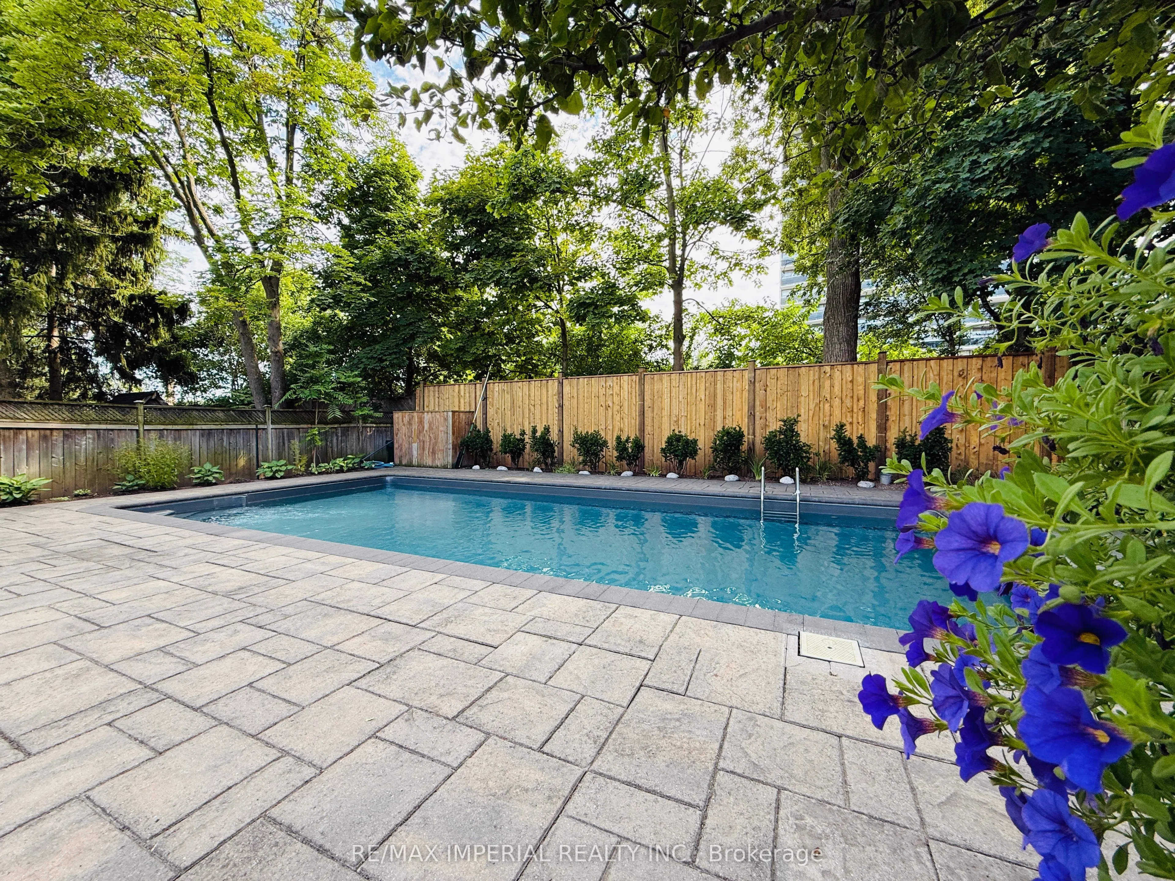 418 Queen Mary Drive