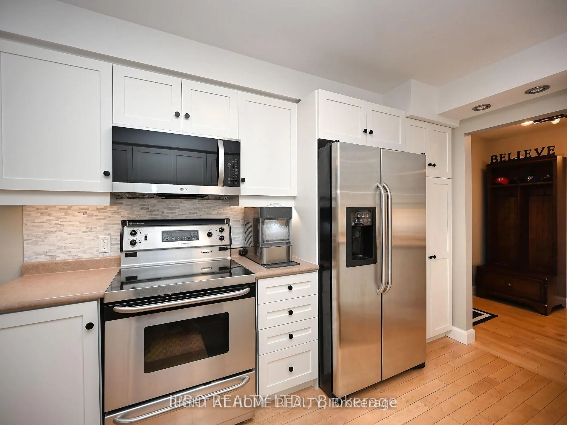 986 Vanier Drive