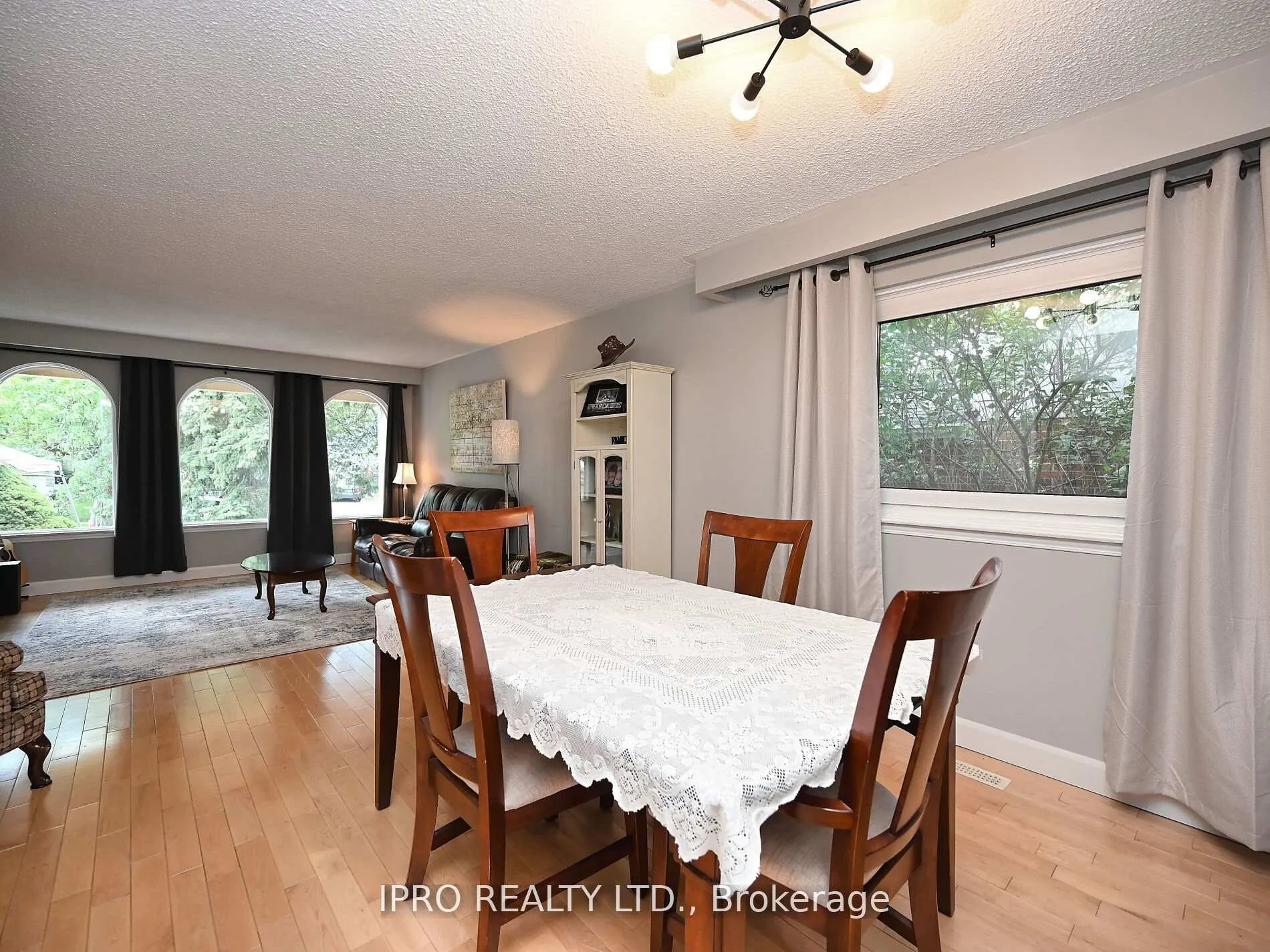 986 Vanier Drive