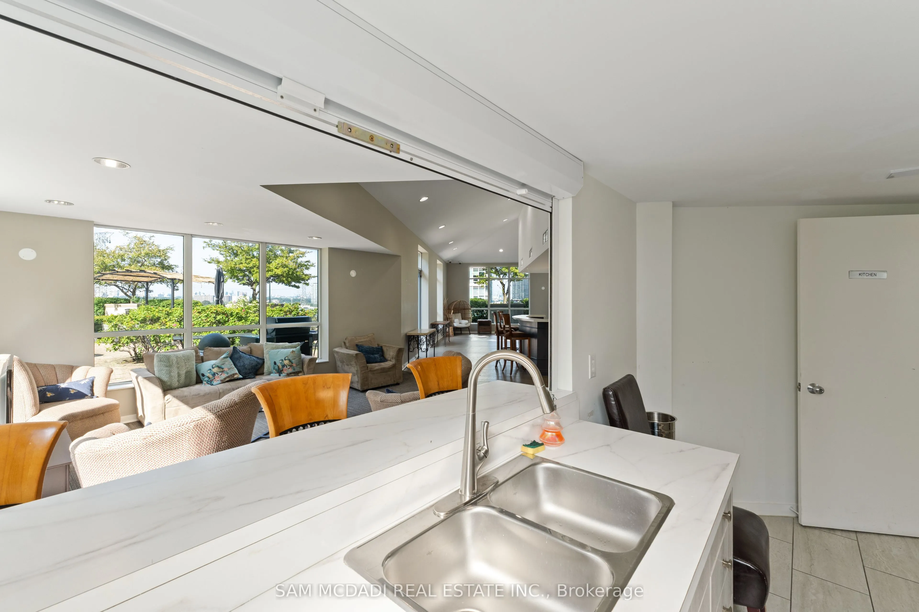 250 Manitoba Street, #PH837
