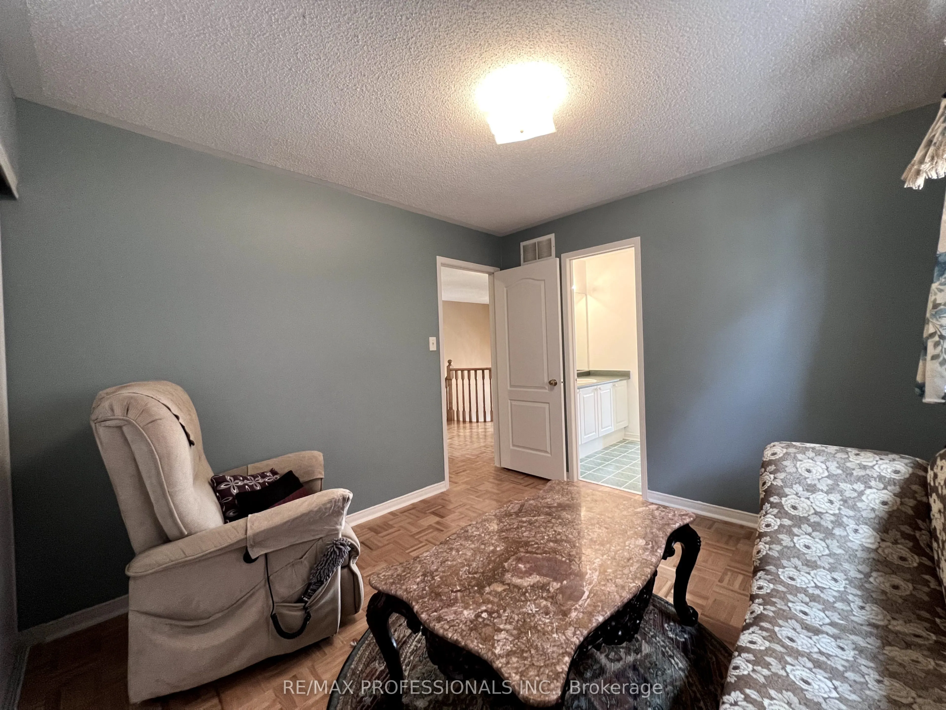 25 Whitehouse Crescent